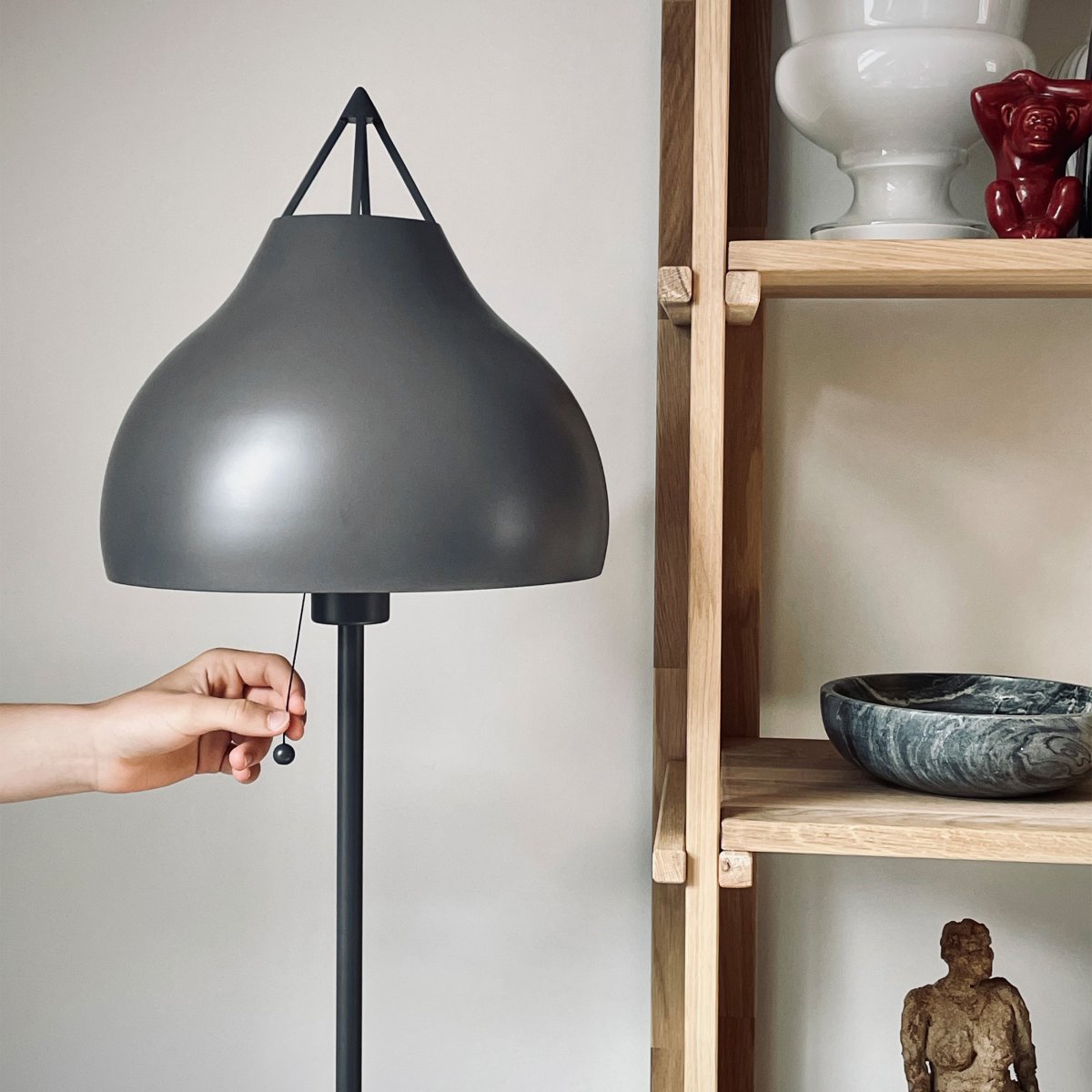 Pyra Grå gulvlampe Fra Dyberg Larsen - Pyra gulvlampe i smuk mat grå; farve har et klassisk, nordisk design med en stor og elegant form, der spreder et blødt og stemningsfuldt lys.