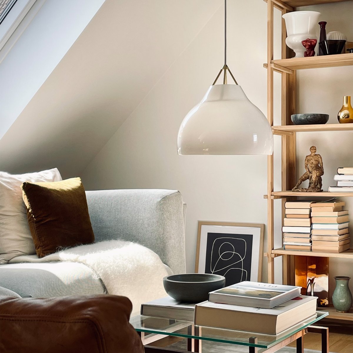 Pyra Ø30 Messing loftslampe Fra Dyberg Larsen - Med en diameter på 29 cm og højde på 30 cm passer den både i store og mindre rum, og det 3 meter lange hvide tekstilkabel gør det nemt at justere højden efter behov.