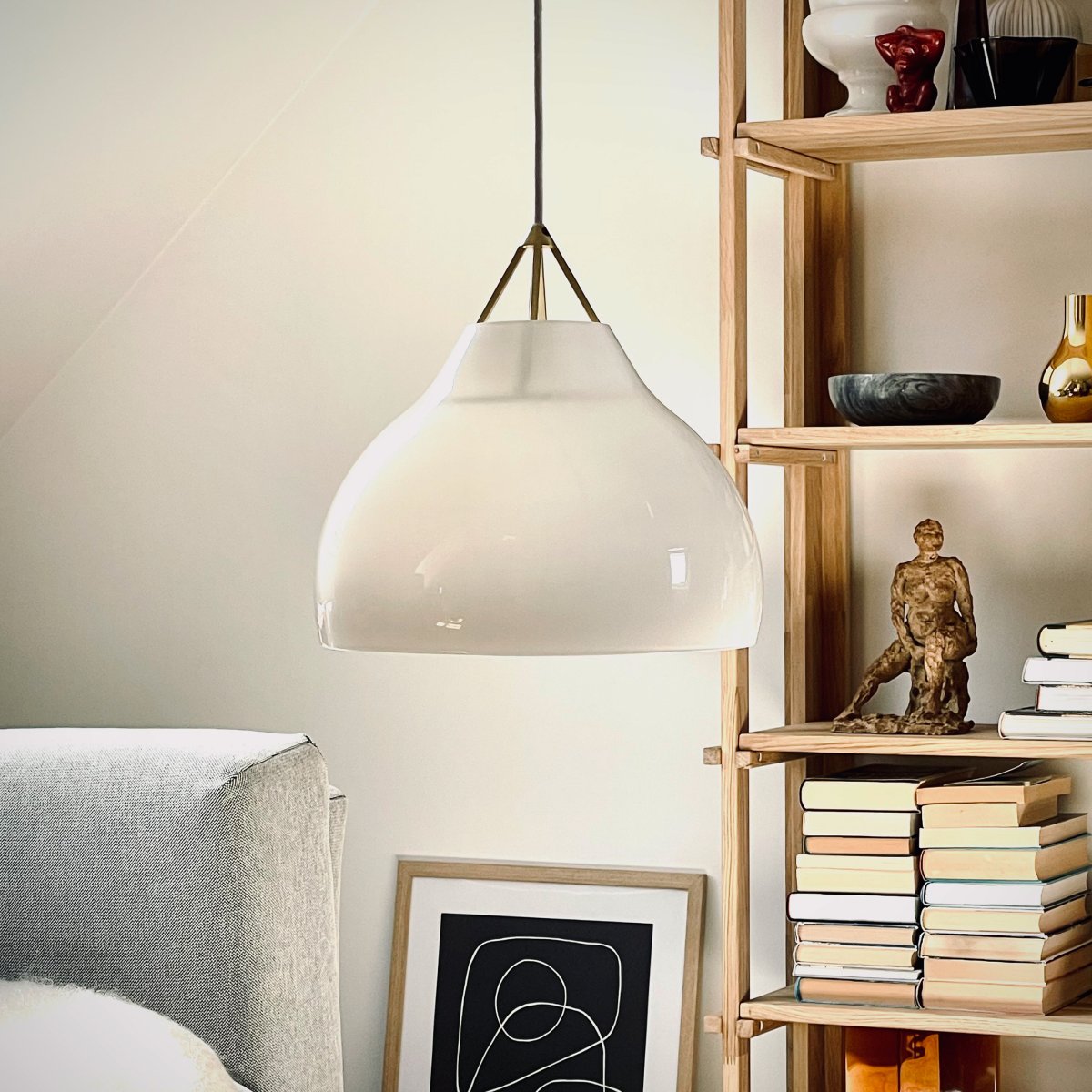 Pyra Ø30 Messing loftslampe Fra Dyberg Larsen - Med en diameter på 29 cm og højde på 30 cm passer den både i store og mindre rum, og det 3 meter lange hvide tekstilkabel gør det nemt at justere højden efter behov.