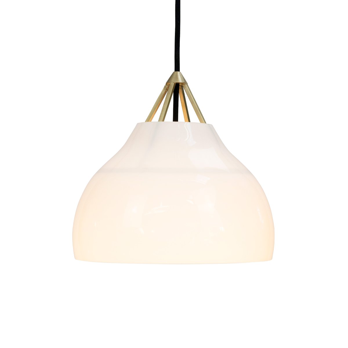 Pyra Ø30 Messing loftslampe Fra Dyberg Larsen - Med en diameter på 29 cm og højde på 30 cm passer den både i store og mindre rum, og det 3 meter lange hvide tekstilkabel gør det nemt at justere højden efter behov.