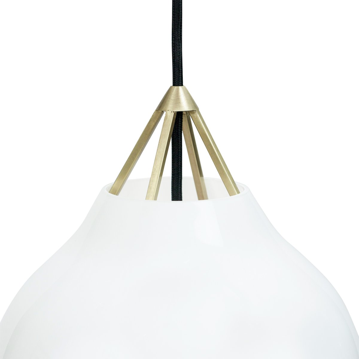 Pyra Ø30 Messing loftslampe Fra Dyberg Larsen - Med en diameter på 29 cm og højde på 30 cm passer den både i store og mindre rum, og det 3 meter lange hvide tekstilkabel gør det nemt at justere højden efter behov.