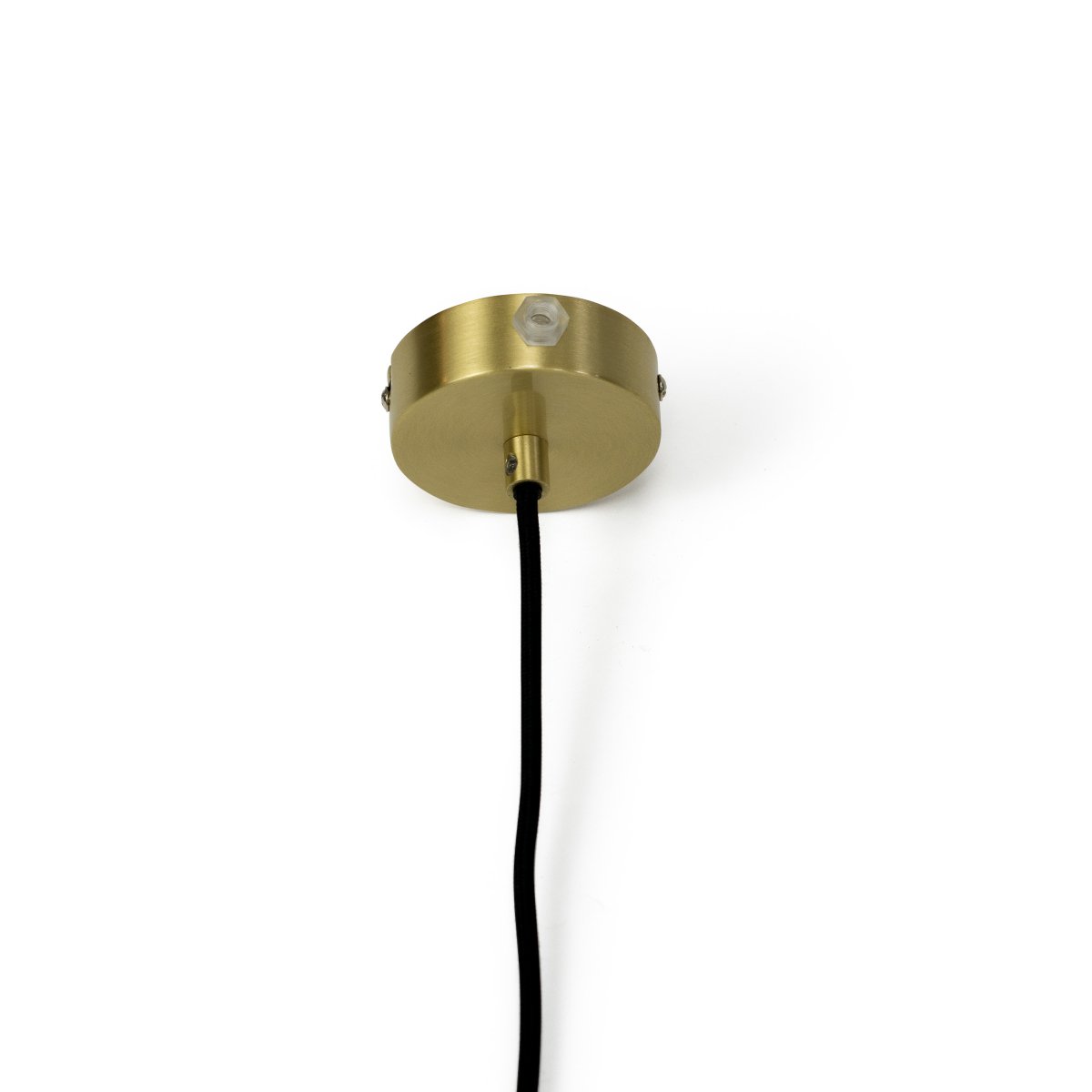 Pyra Ø30 Messing loftslampe Fra Dyberg Larsen - Med en diameter på 29 cm og højde på 30 cm passer den både i store og mindre rum, og det 3 meter lange hvide tekstilkabel gør det nemt at justere højden efter behov.
