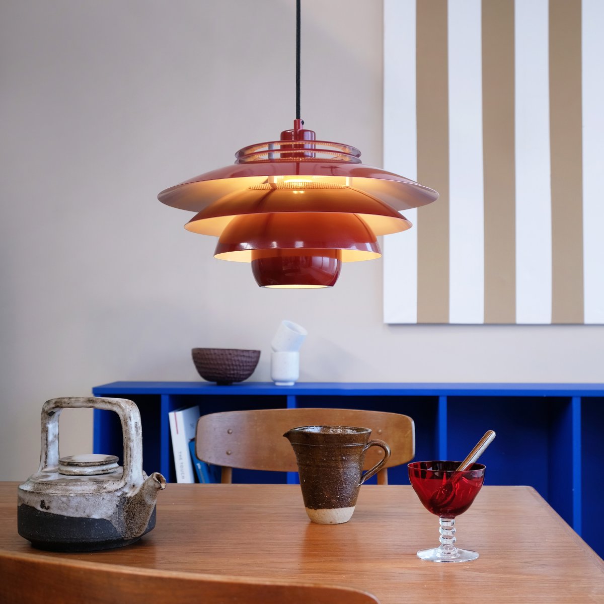 Ejka Ø38 Mørkerød loftslampe Fra Dyberg Larsen - V&aelig;lg en cool lyskilde for at skabe en fantastisk effekt over spisebordet.