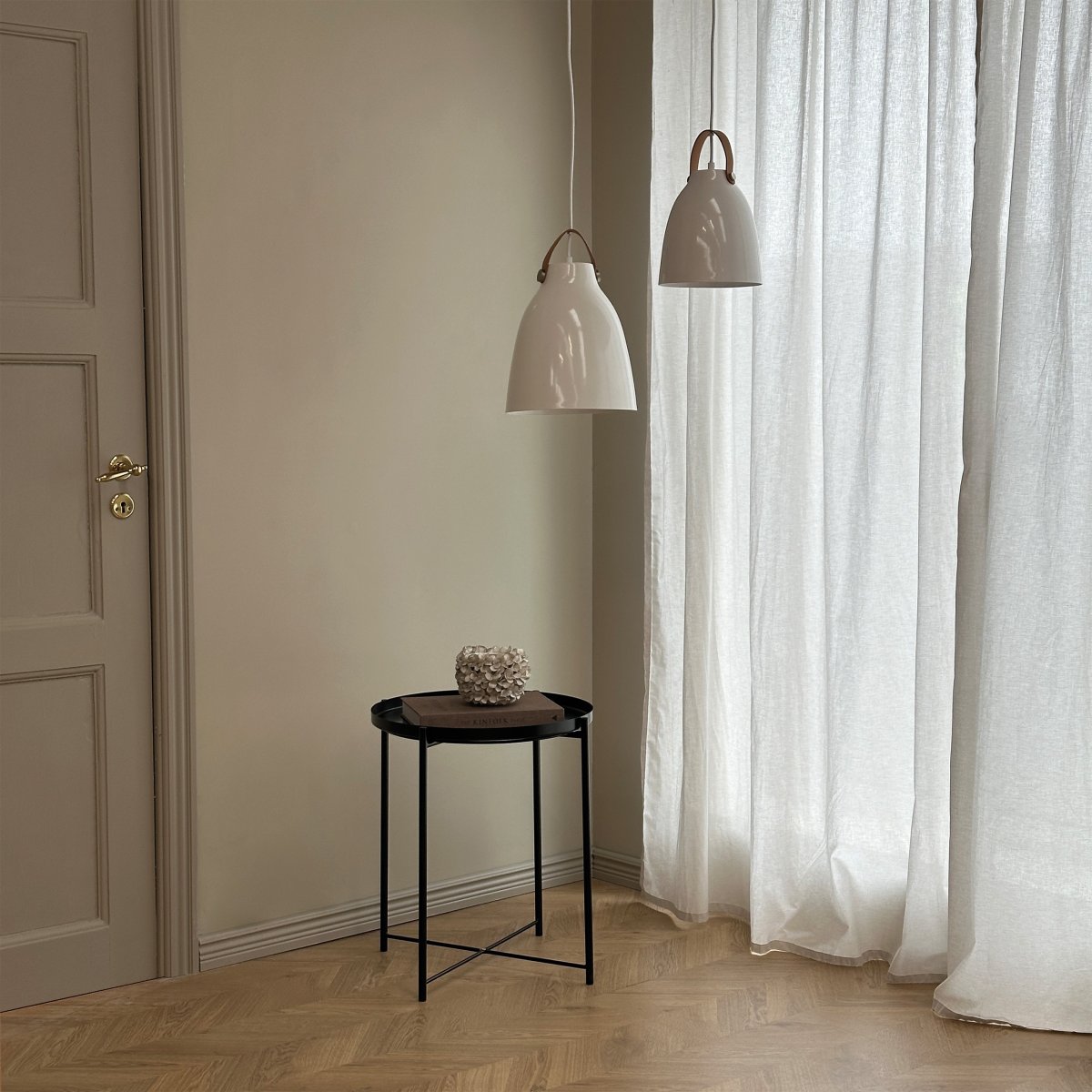 Copenhagen Ø19 Højglans hvid loftslampe Fra Dyberg Larsen - Copenhagen lampen fås i tv&aring; modeller: sort med sort læderrem og hvid med brun læderrem, samt i to forskellige størrelser.