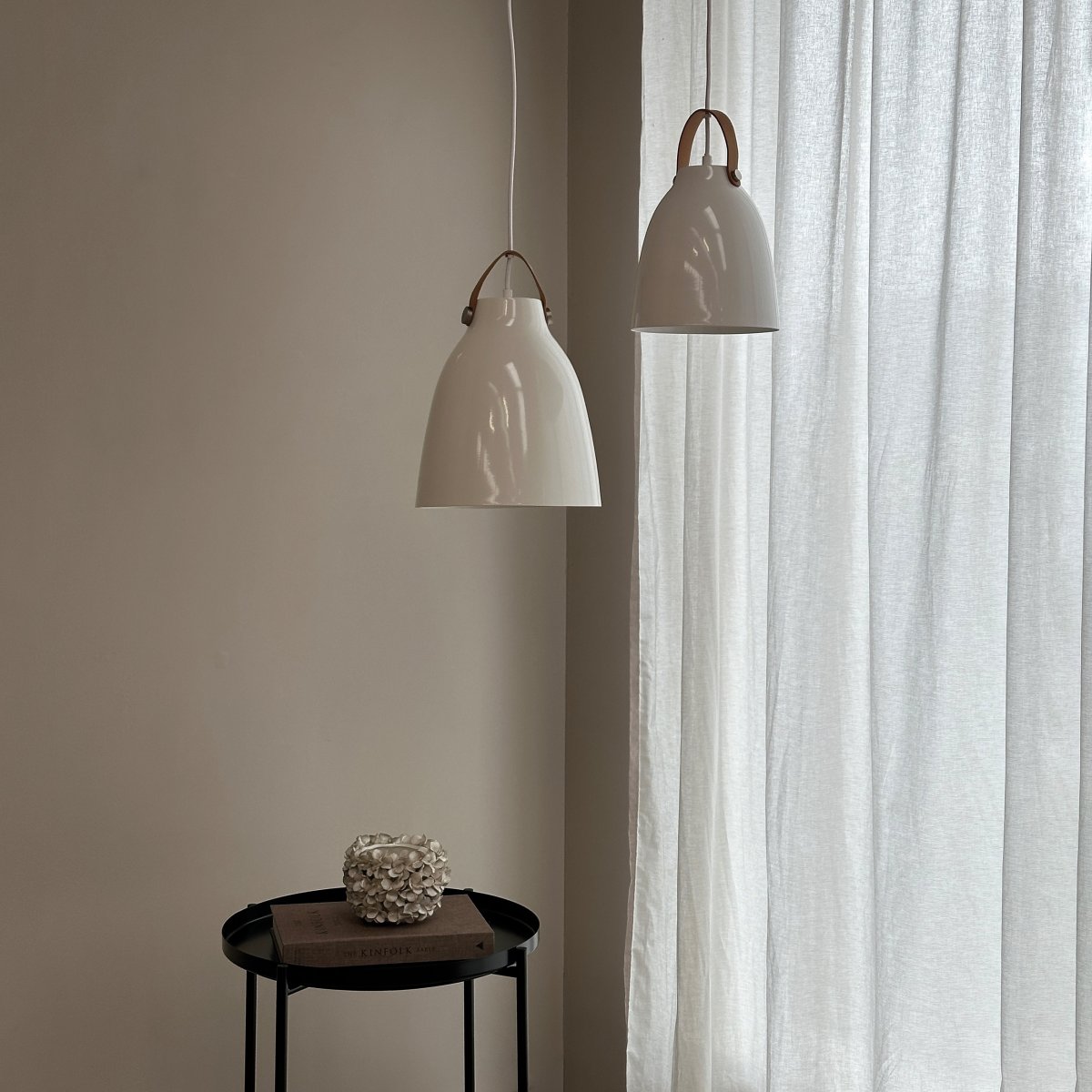 Copenhagen Ø19 Højglans hvid loftslampe Fra Dyberg Larsen - Copenhagen lampen fås i tv&aring; modeller: sort med sort læderrem og hvid med brun læderrem, samt i to forskellige størrelser.