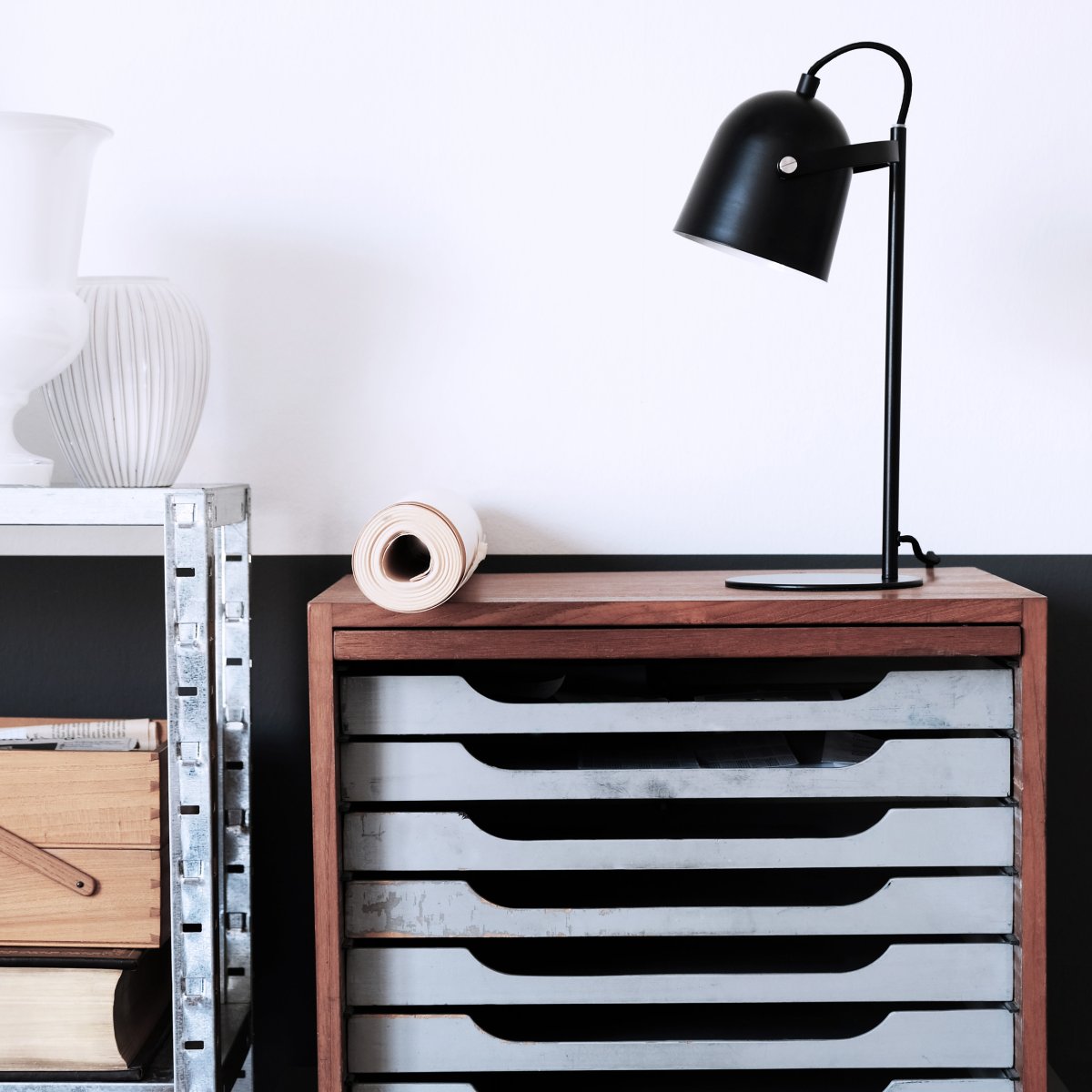 Oslo 37cm Sort skrivebordslampe Fra Dyberg Larsen - Lampen er lavet i matsort metal og har en fleksibel lampesk&aelig;rm og en 1,6 m lang sort ledning med en afbryder p&aring; ledningen for nem af- og p&aring;kobling.