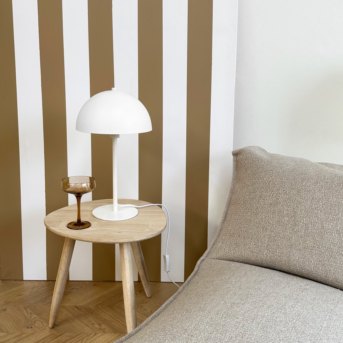 Stockholm 43cm Hvid bordlampe Fra Dyberg Larsen - Med sit tidl&oslash;se og diskrete look passer Stockholm-lampen ind i alle indretningsstile og bliver en trendy tilf&oslash;jelse til dit hjem.