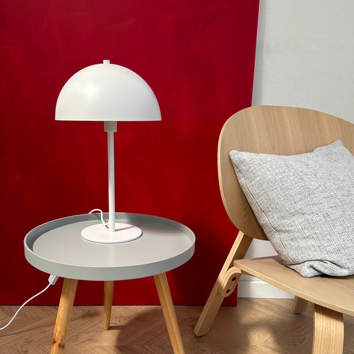 Stockholm 43cm Hvid bordlampe Fra Dyberg Larsen - Med sit tidl&oslash;se og diskrete look passer Stockholm-lampen ind i alle indretningsstile og bliver en trendy tilf&oslash;jelse til dit hjem.