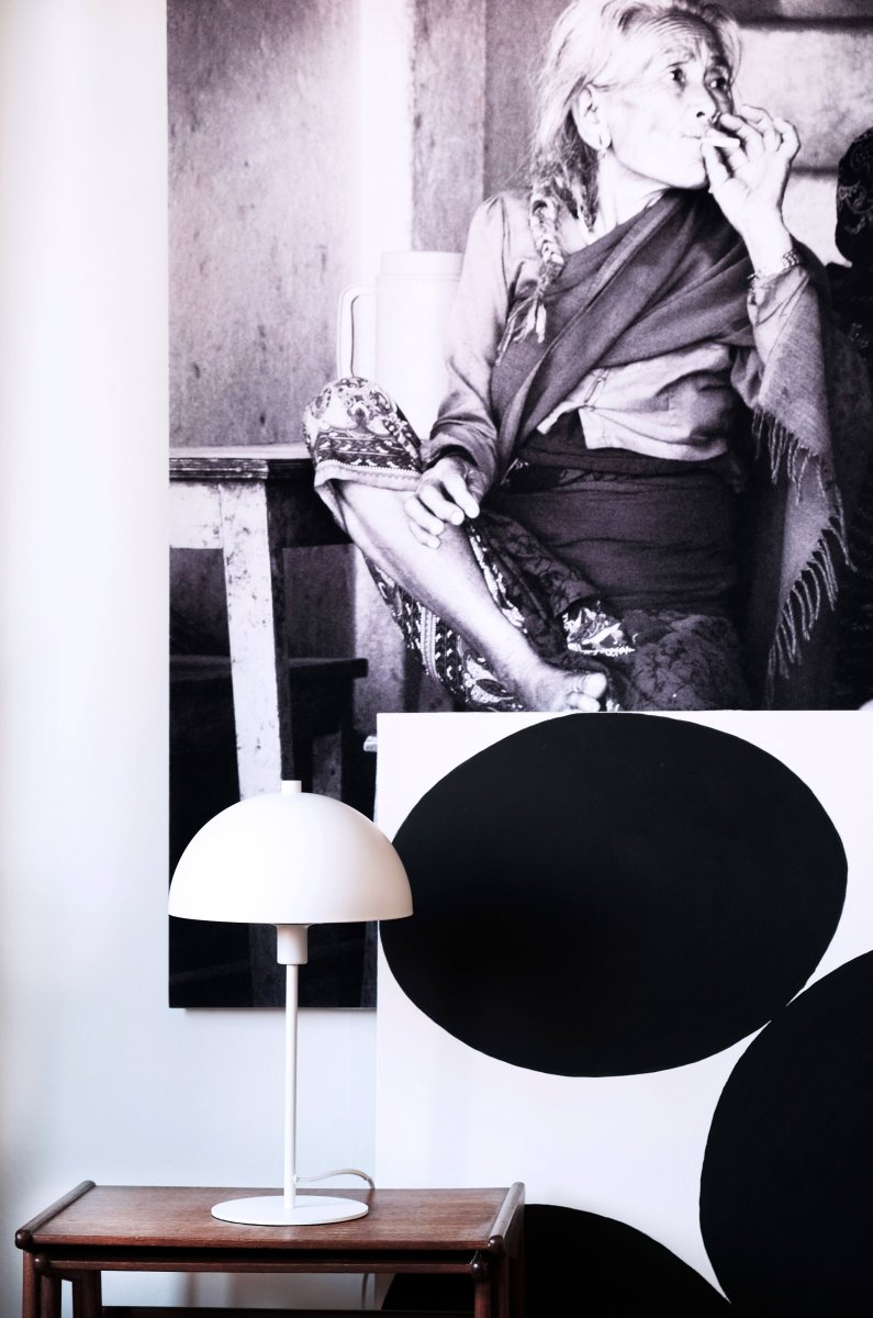 Stockholm 43cm Hvid bordlampe Fra Dyberg Larsen - Med sit tidl&oslash;se og diskrete look passer Stockholm-lampen ind i alle indretningsstile og bliver en trendy tilf&oslash;jelse til dit hjem.