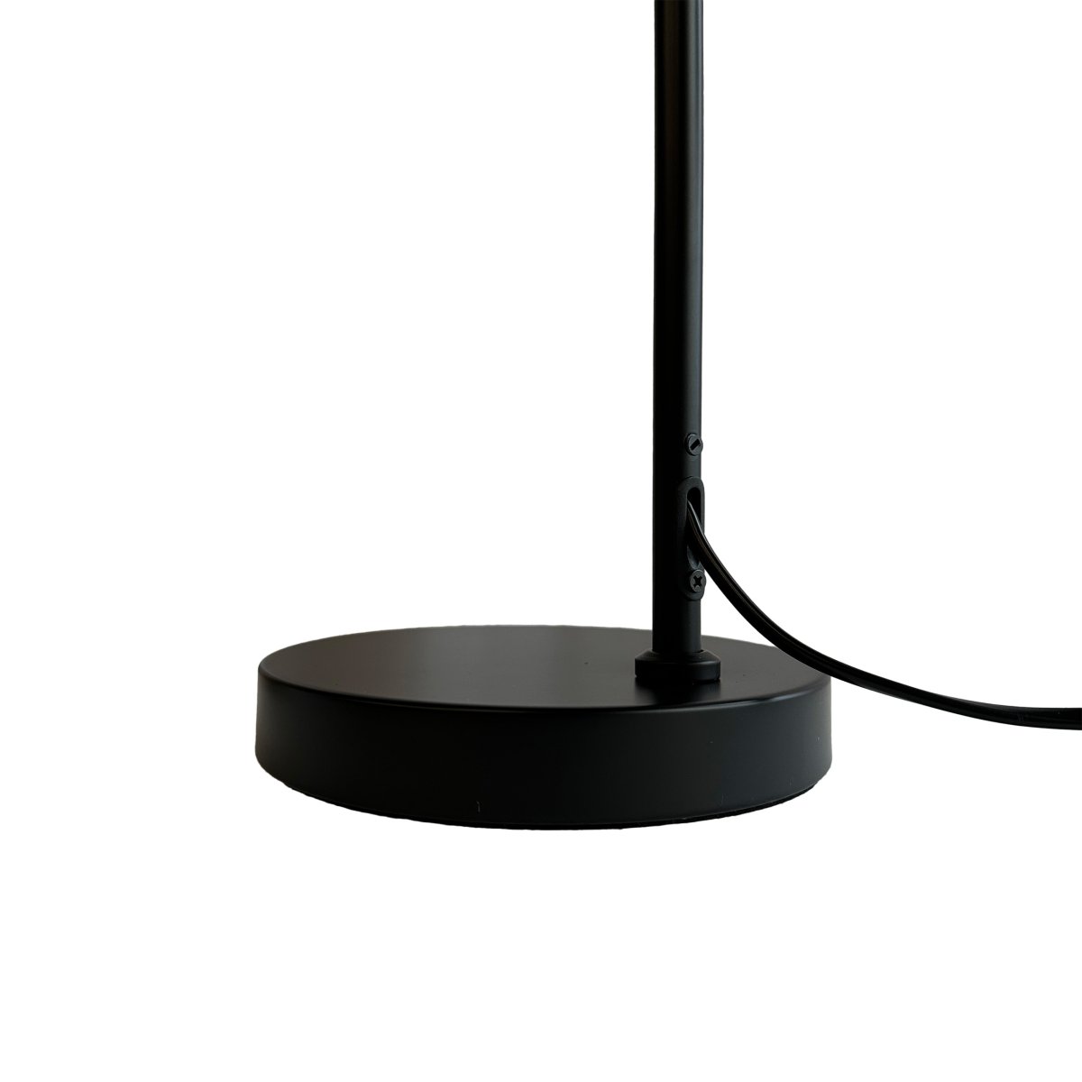 Denver 45cm Sort skrivebordslampe Fra Dyberg Larsen - Serien består af en bordlampe, en gulvlampe og en væglampe, alle i mat sort.