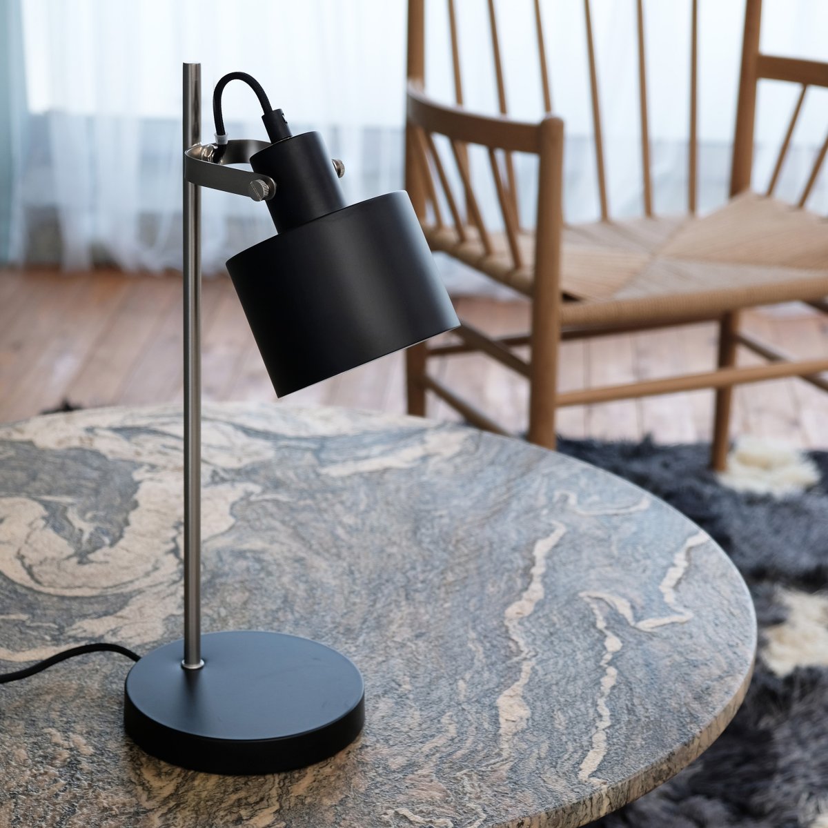 Ocean 43cm Sort skrivebordslampe Fra Dyberg Larsen - Ocean charmerer med sit retro design og et strejf af moderne stil, hvilket g&oslash;r den ideel b&aring;de i sovev&aelig;relset og som indirekte lyskilde i stuen.