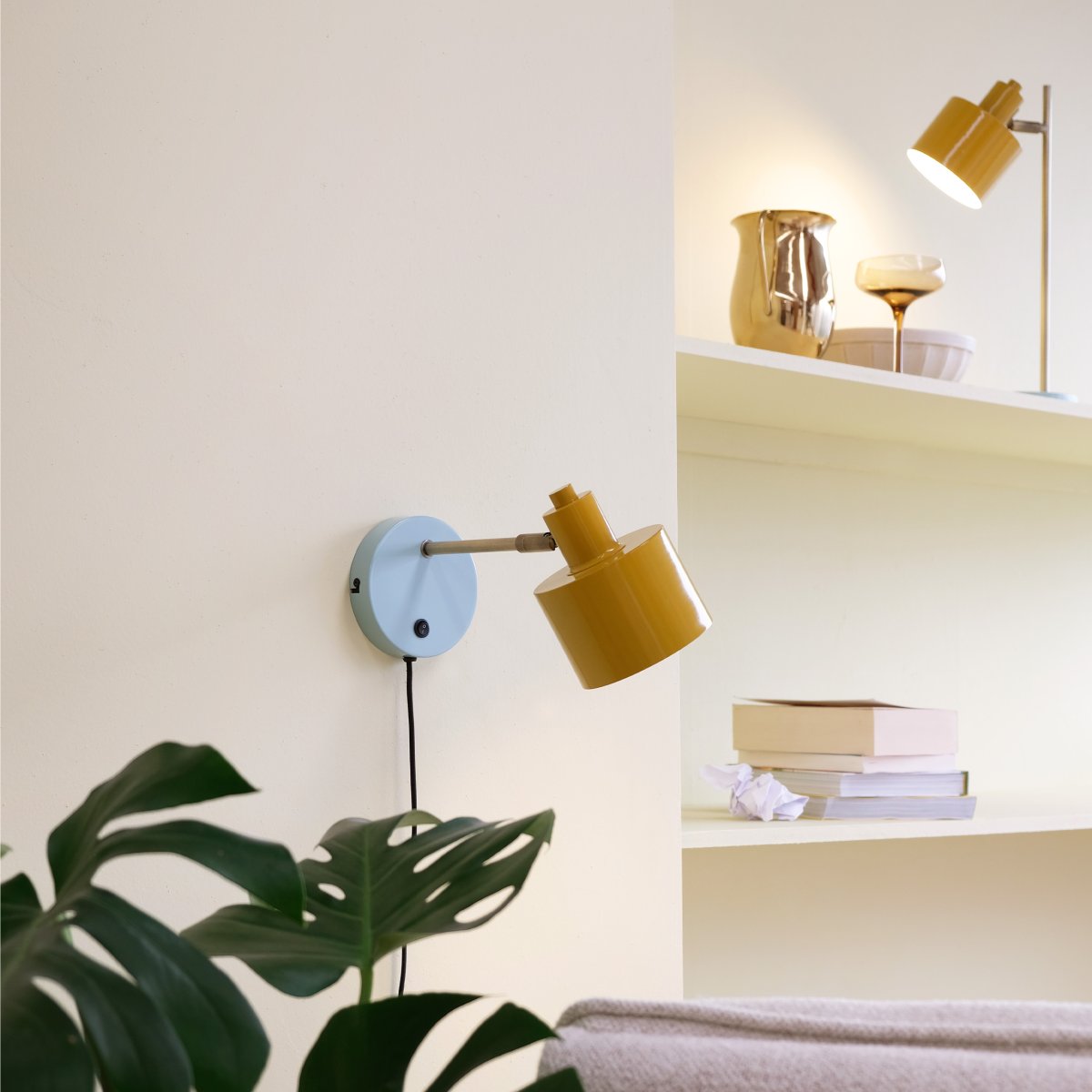 Ocean Flerfarvet læselampe Fra Dyberg Larsen - Med sin justerbare lampeskærm kan lyset nemt tilpasses til dine behov, hvilket skaber en behagelig atmosfære og farvestrålende i dit hjem.