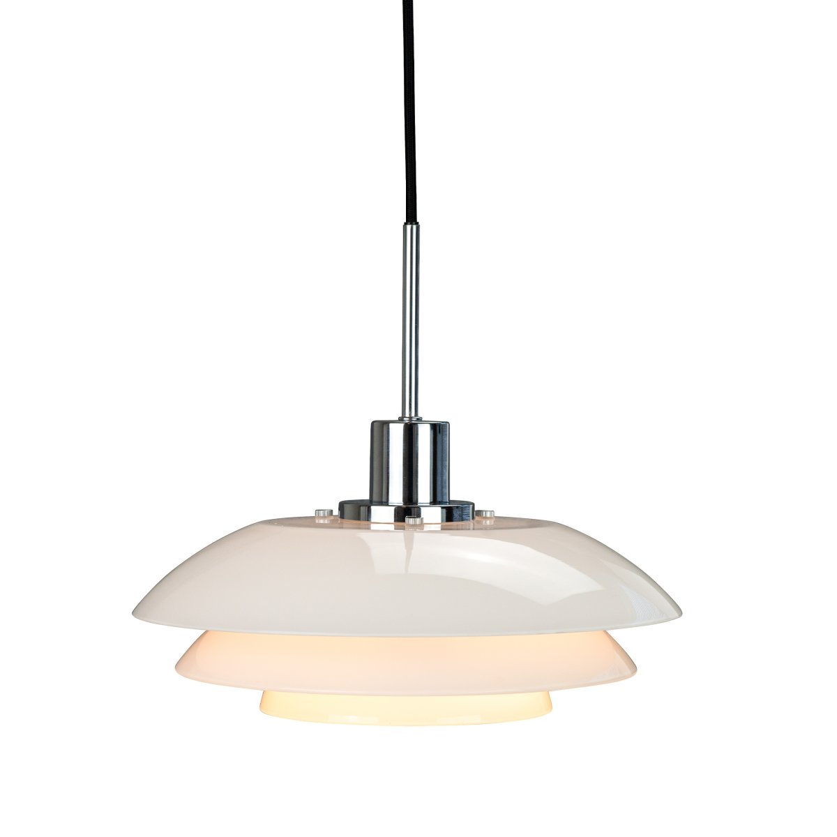 DL31 Ø31 Chrom loftslampe Fra Dyberg Larsen - Den nye version tilføjer et twist: Lampeskærmen er nu lavet af håndblæst opalglas, hvilket giver hver lampe en unik karakter og charme.