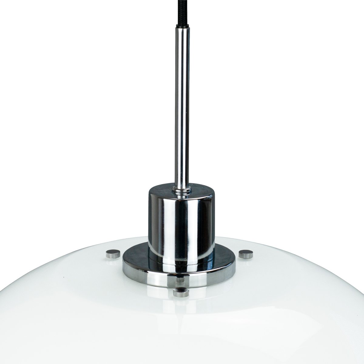 DL31 Ø31 Chrom loftslampe Fra Dyberg Larsen - Den nye version tilføjer et twist: Lampeskærmen er nu lavet af håndblæst opalglas, hvilket giver hver lampe en unik karakter og charme.