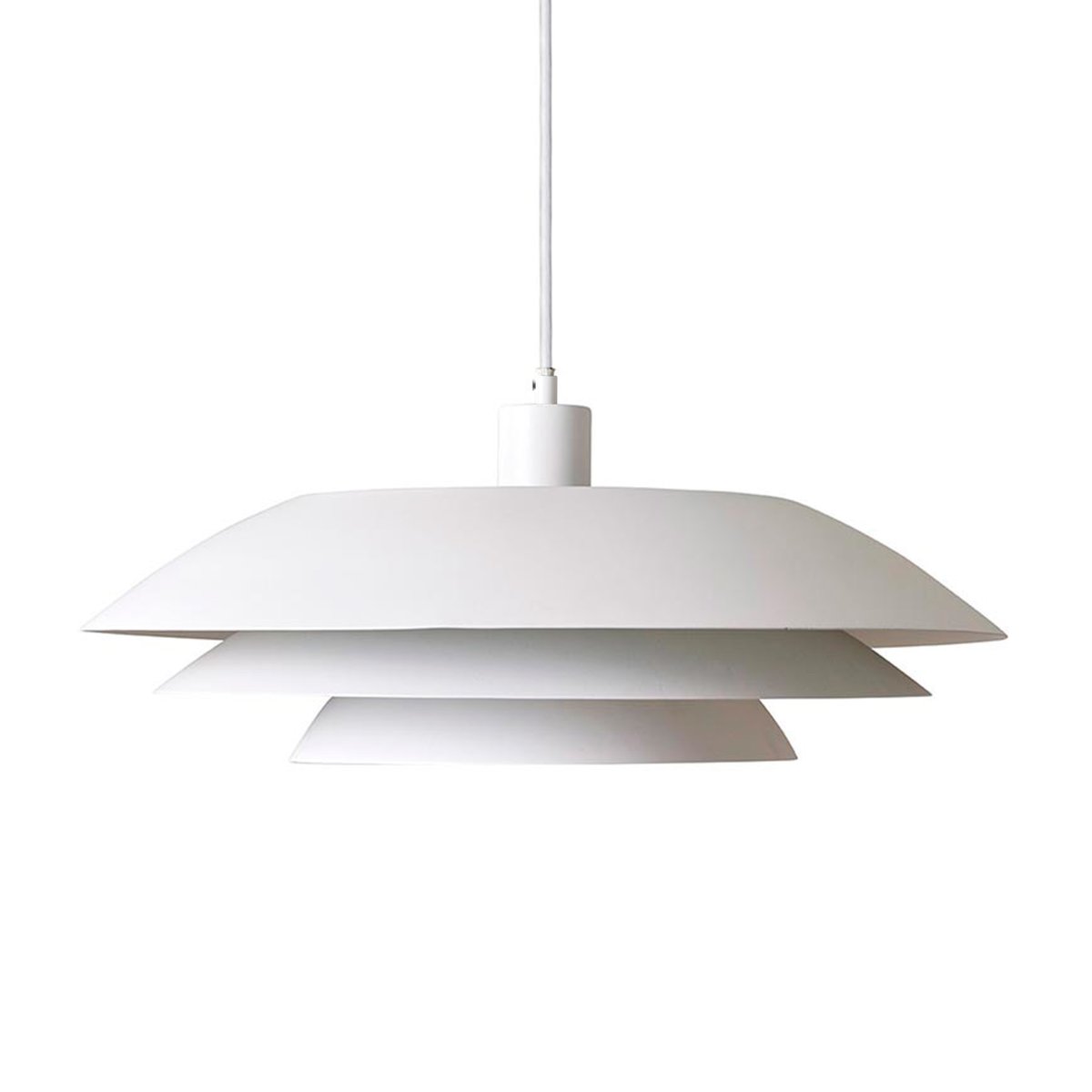 DL45 Ø45 Hvid loftslampe Fra Dyberg Larsen - Skærmene er lavet af metal med krombund og fås i sort og hvid.
