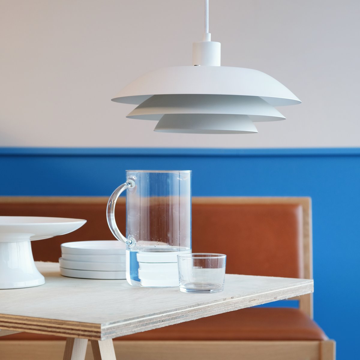 DL45 Ø45 Hvid loftslampe Fra Dyberg Larsen - Skærmene er lavet af metal med krombund og fås i sort og hvid.