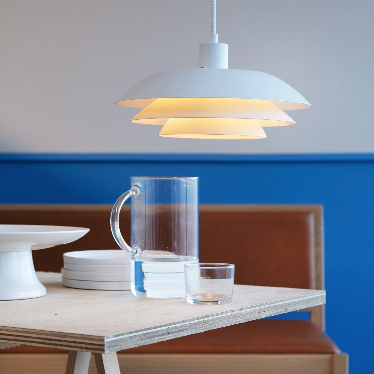 DL45 Ø45 Hvid loftslampe Fra Dyberg Larsen - Skærmene er lavet af metal med krombund og fås i sort og hvid.