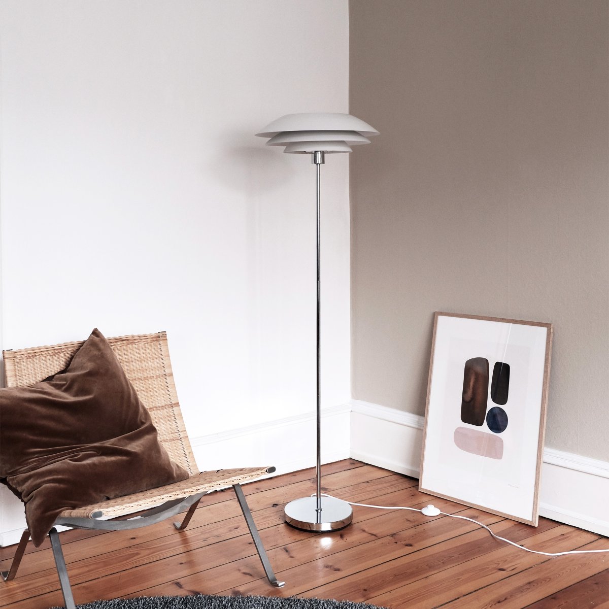 DL45 Hvid gulvlampe Fra Dyberg Larsen - DL45 er designet til at sprede et bl&oslash;dt og behageligt lys, perfekt til at skabe en varm atmosf&aelig;re i stuen eller arbejdsv&aelig;relset.