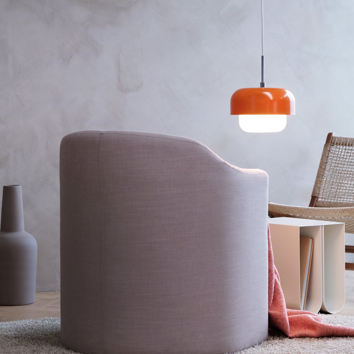 Haipot Ø23 Orange loftslampe Fra Dyberg Larsen - Lampen er designet af danske Frank Kerdil og produceret i samarbejde med stylist Anette Eckmann og er inspireret af det japanske univers og Australiens smukke farver.