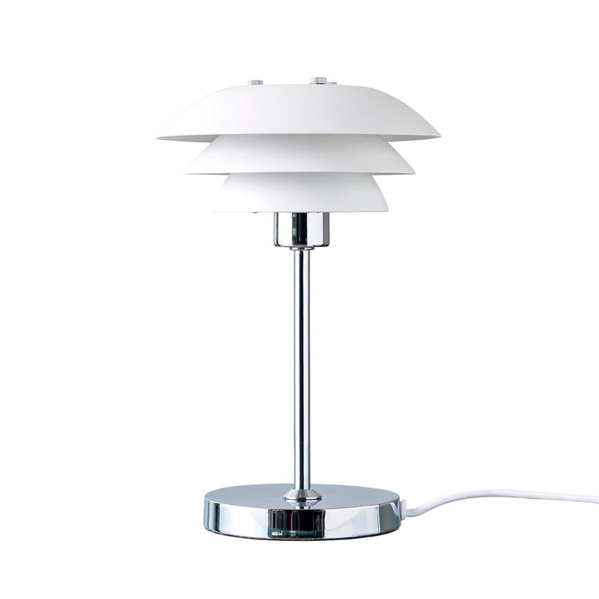 DL16 25cm Hvid bordlampe Fra Dyberg Larsen - Skærmene er lavet af metal og bunden i krom, med farvemulighederne sort og hvid.