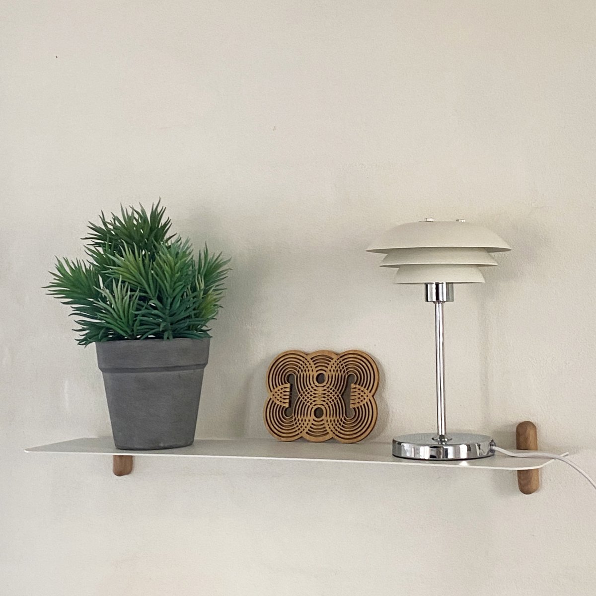 DL16 25cm Hvid bordlampe Fra Dyberg Larsen - Skærmene er lavet af metal og bunden i krom, med farvemulighederne sort og hvid.