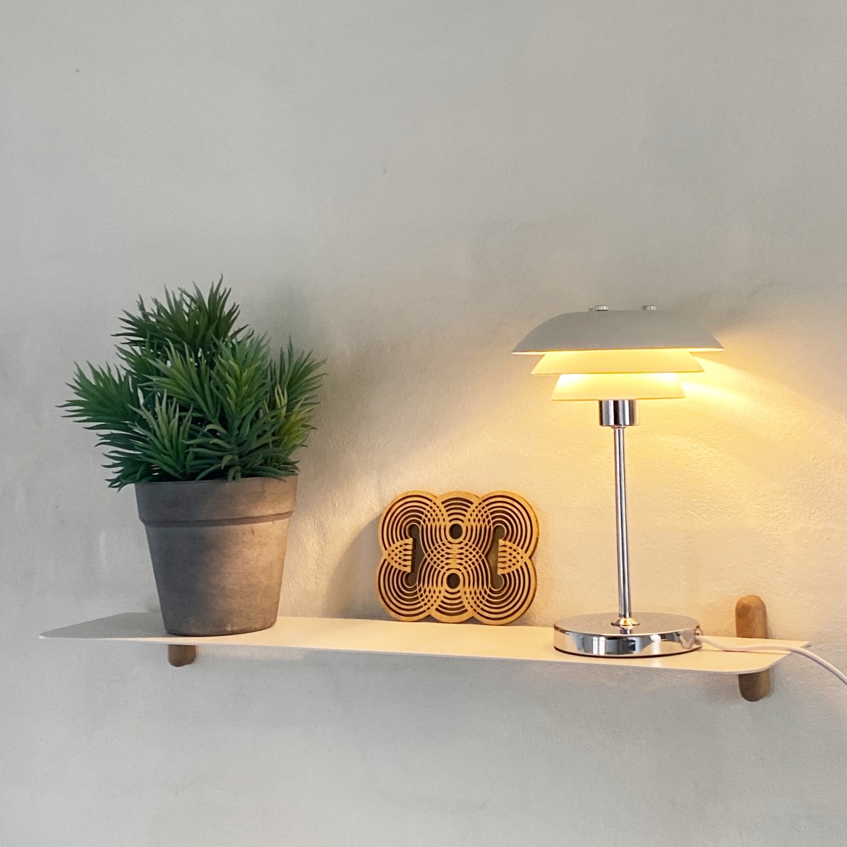 DL16 25cm Hvid bordlampe Fra Dyberg Larsen - Skærmene er lavet af metal og bunden i krom, med farvemulighederne sort og hvid.