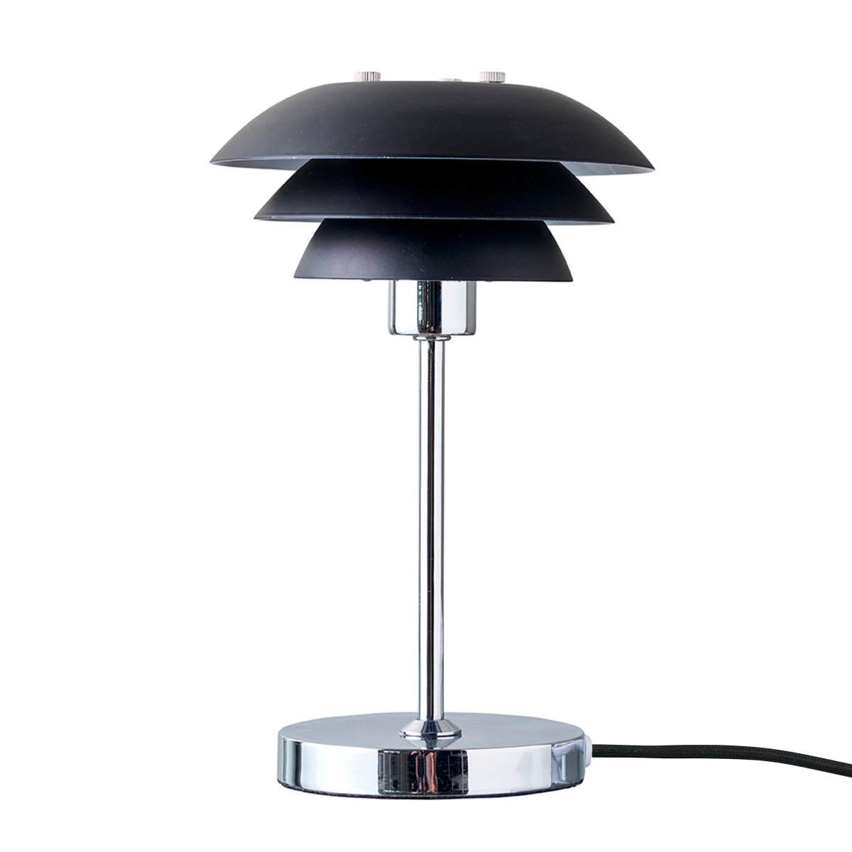 DL16 25cm Sort bordlampe Fra Dyberg Larsen - Skærmene er lavet af metal og bunden i krom, med farvemulighederne sort og hvid.