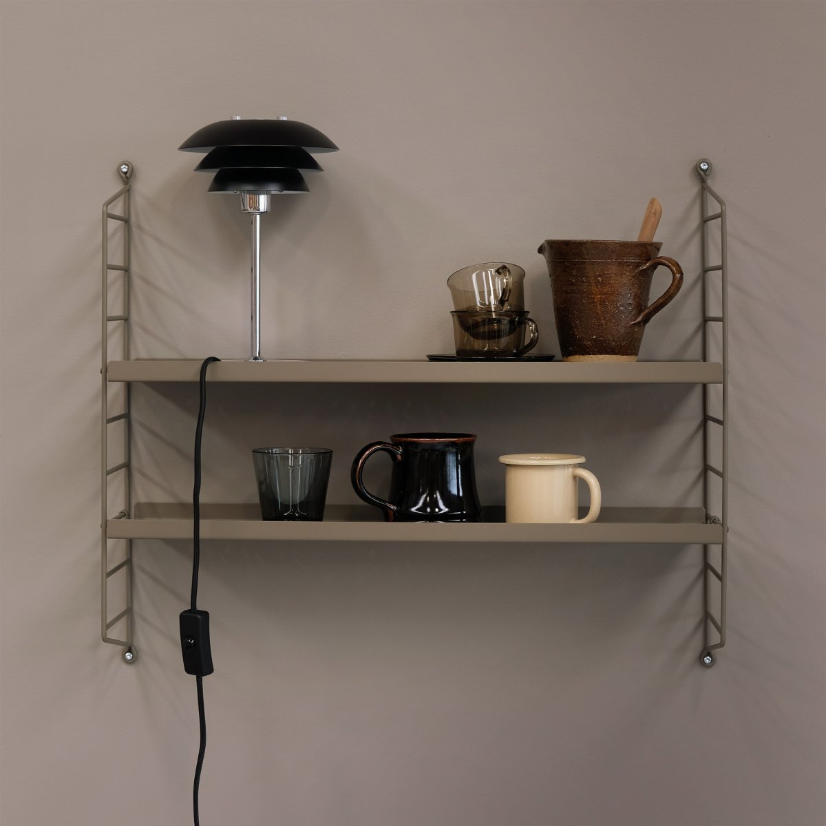 DL16 25cm Sort bordlampe Fra Dyberg Larsen - Skærmene er lavet af metal og bunden i krom, med farvemulighederne sort og hvid.