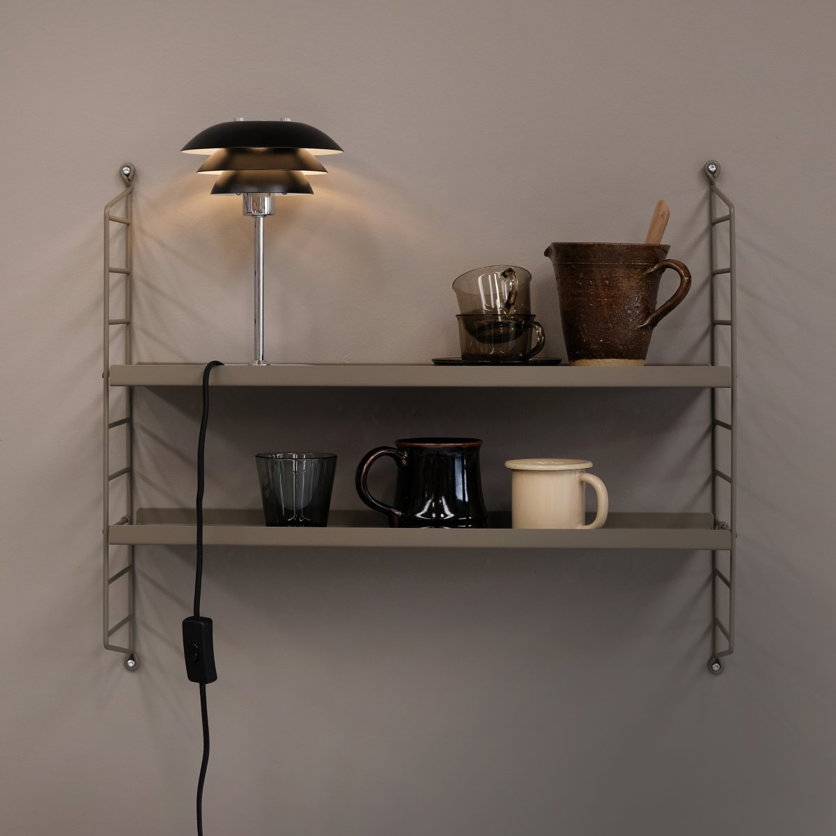 DL16 25cm Sort bordlampe Fra Dyberg Larsen - Skærmene er lavet af metal og bunden i krom, med farvemulighederne sort og hvid.