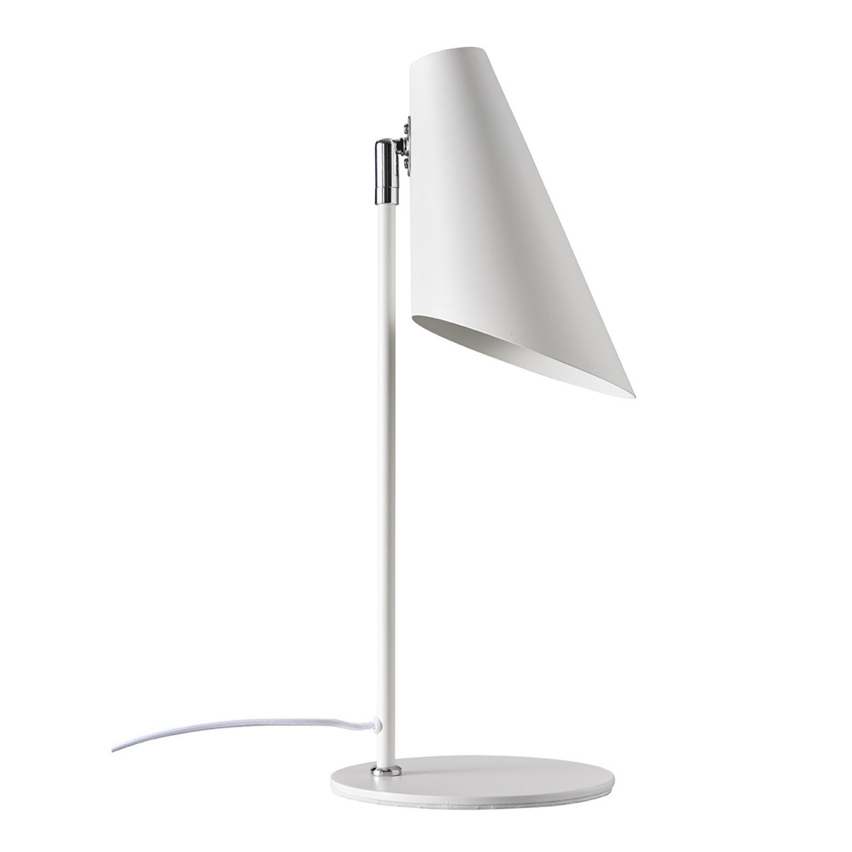 Cale 50cm Hvid skrivebordslampe Fra Dyberg Larsen - Den fleksible og stilrene form gør Cale nem at placere og passer perfekt på både hjemmekontoret og soveværelset.
