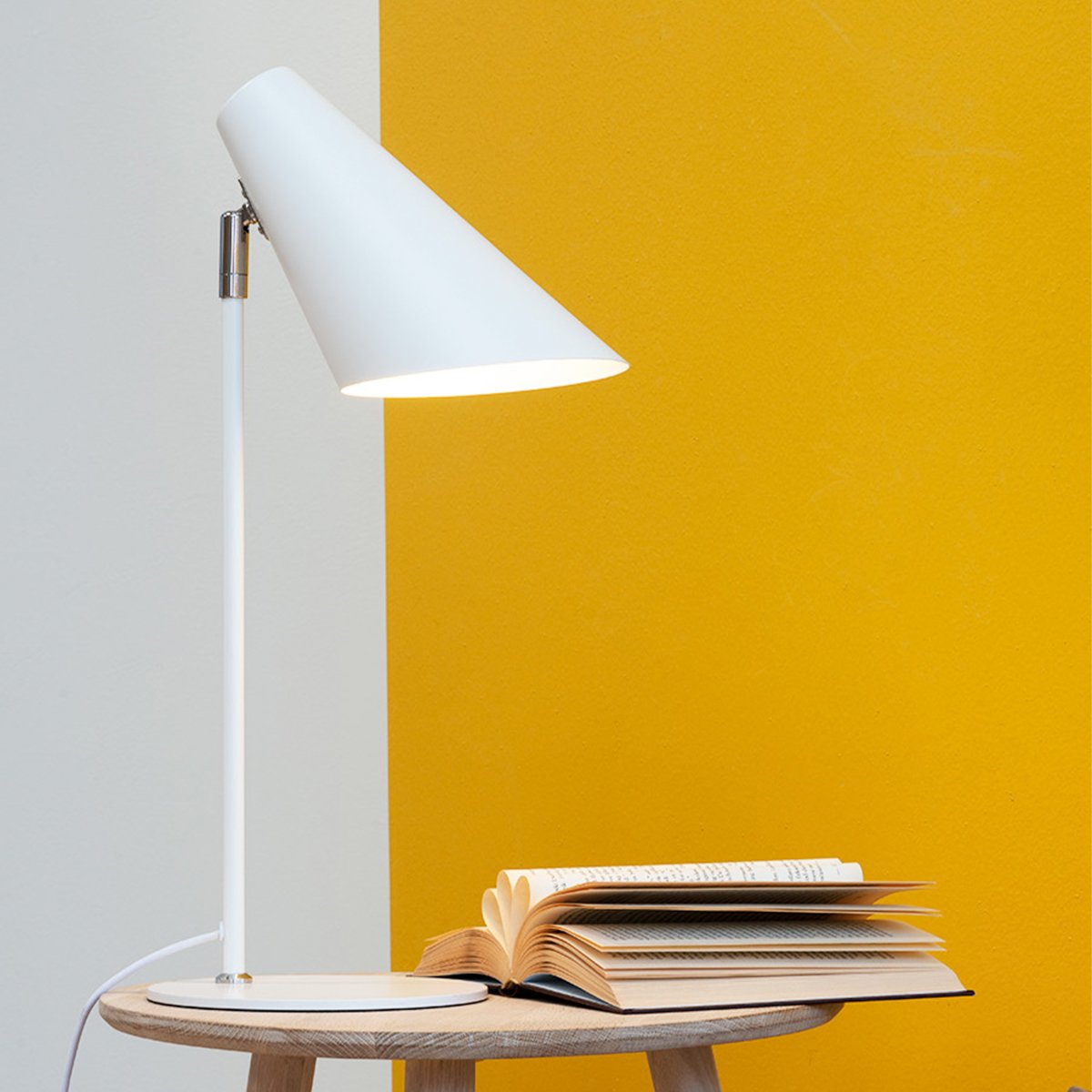 Cale 50cm Hvid skrivebordslampe Fra Dyberg Larsen - Den fleksible og stilrene form gør Cale nem at placere og passer perfekt på både hjemmekontoret og soveværelset.