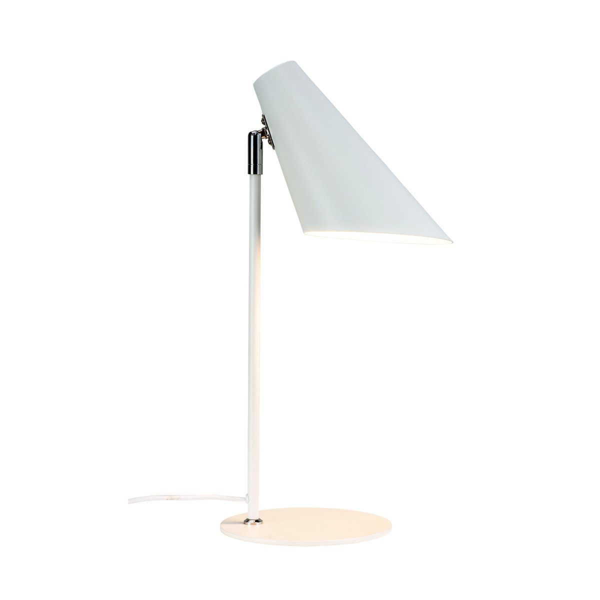 Cale 50cm Hvid skrivebordslampe Fra Dyberg Larsen - Den fleksible og stilrene form gør Cale nem at placere og passer perfekt på både hjemmekontoret og soveværelset.