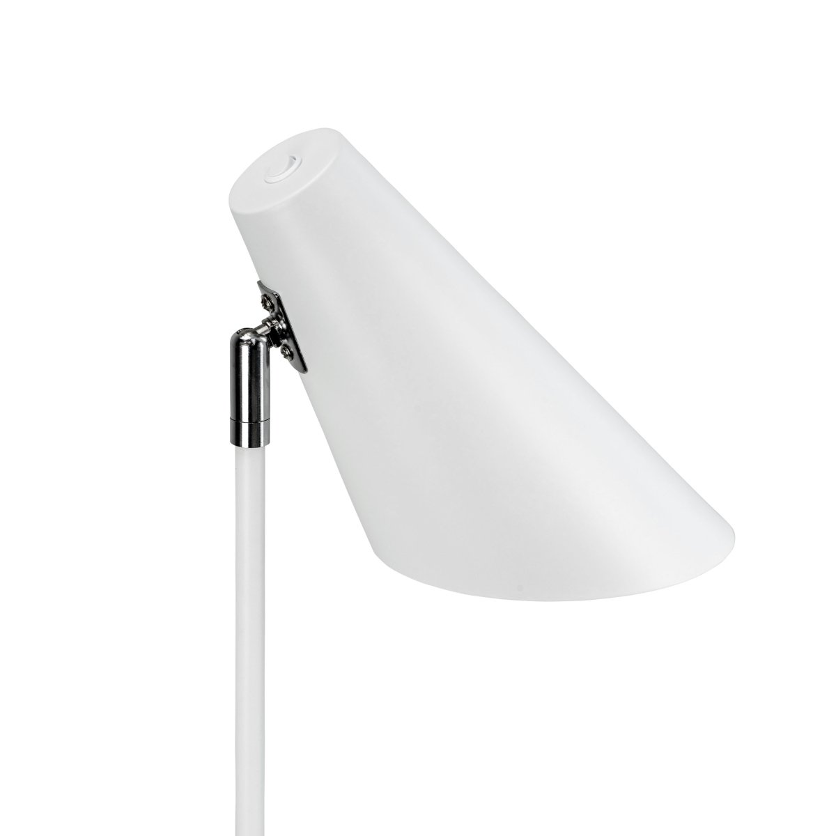 Cale 50cm Hvid skrivebordslampe Fra Dyberg Larsen - Den fleksible og stilrene form gør Cale nem at placere og passer perfekt på både hjemmekontoret og soveværelset.