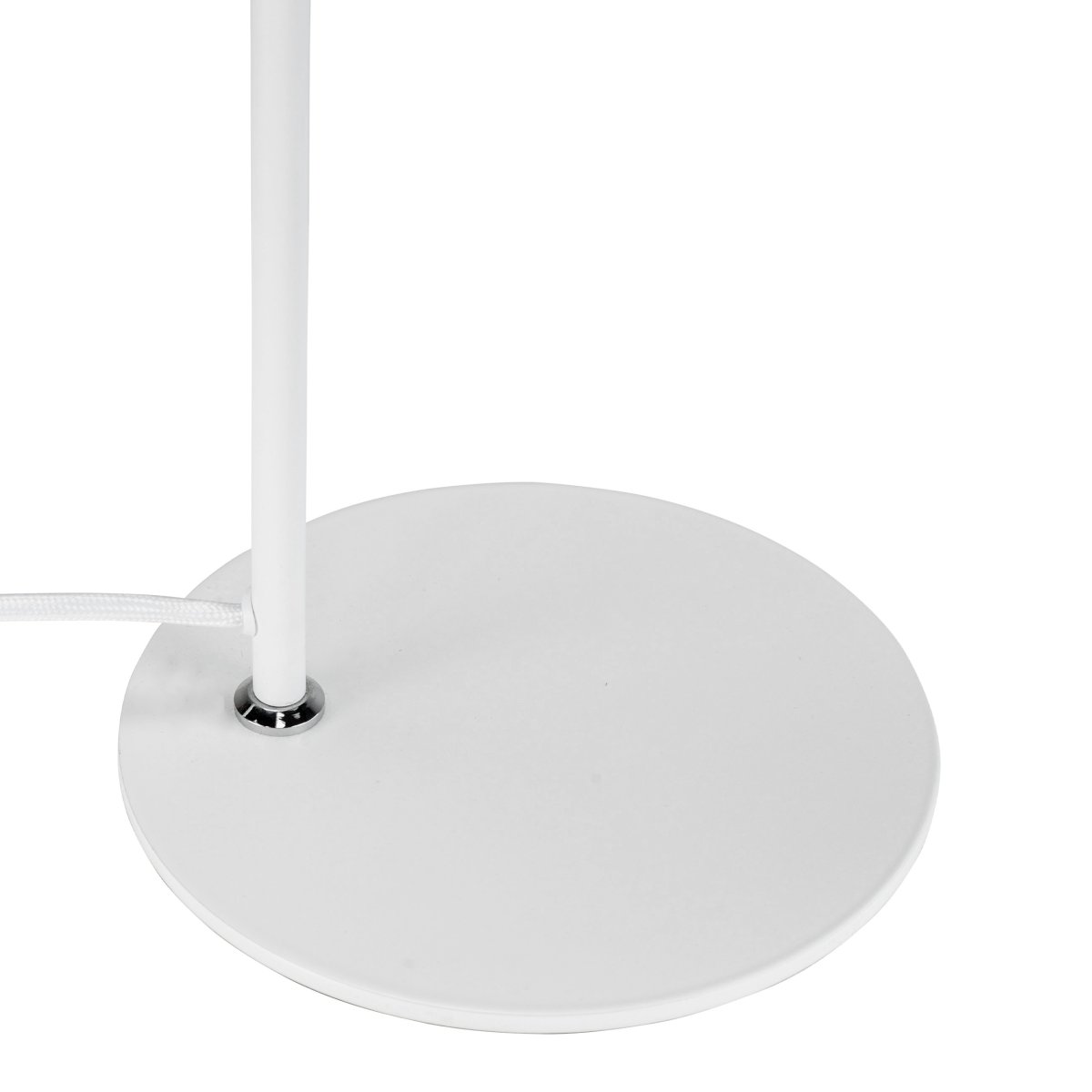 Cale 50cm Hvid skrivebordslampe Fra Dyberg Larsen - Den fleksible og stilrene form gør Cale nem at placere og passer perfekt på både hjemmekontoret og soveværelset.