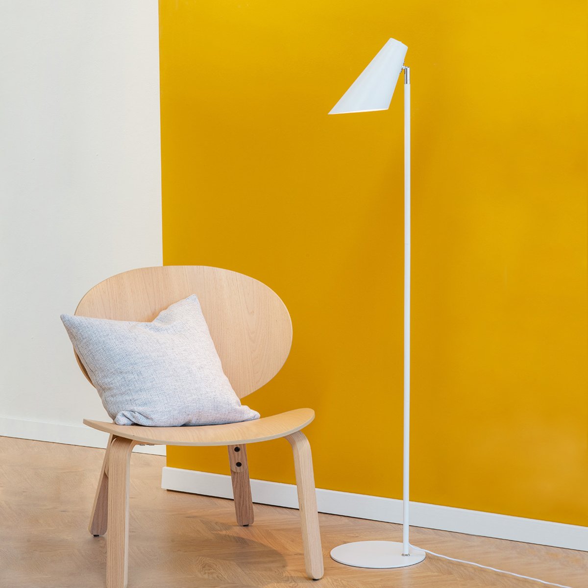 Cale Hvid gulvlampe Fra Dyberg Larsen - Med sit slanke hvide design og minimalistiske form giver Cale et stilrent udtryk til ethvert rum.