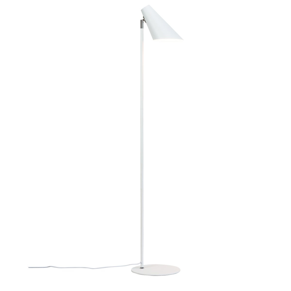Cale Hvid gulvlampe Fra Dyberg Larsen - Med sit slanke hvide design og minimalistiske form giver Cale et stilrent udtryk til ethvert rum.