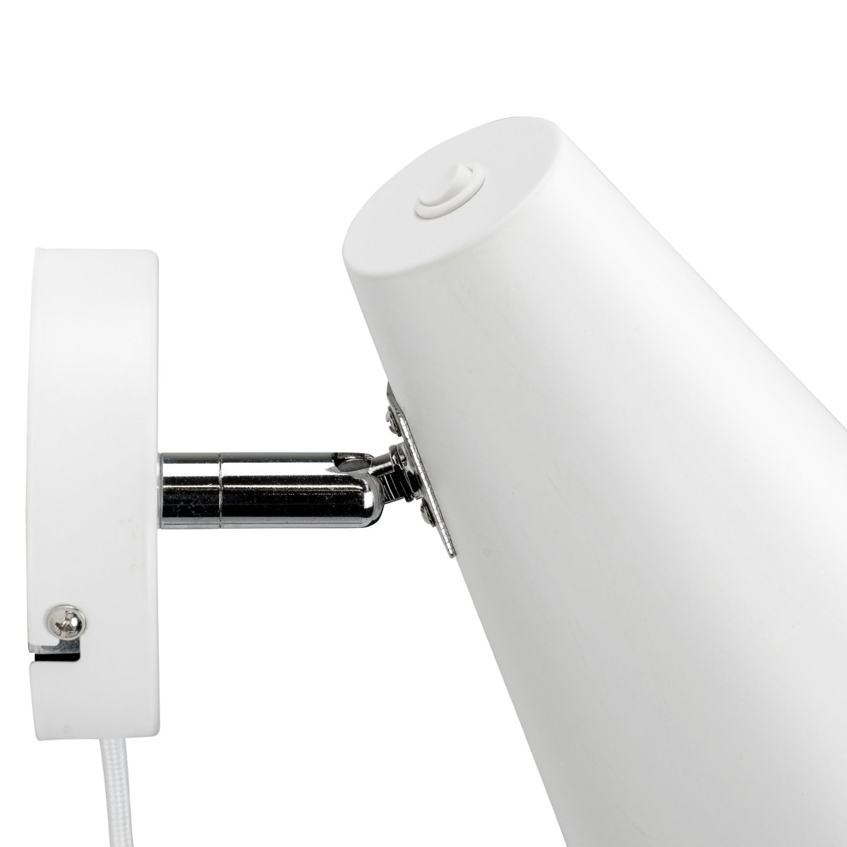 Cale 25cm Hvid væglampe Fra Dyberg Larsen - Lampen f&aring;s i mat sort og hvid metalfinish, og lampehovedet kan drejes frit for optimal belysning.