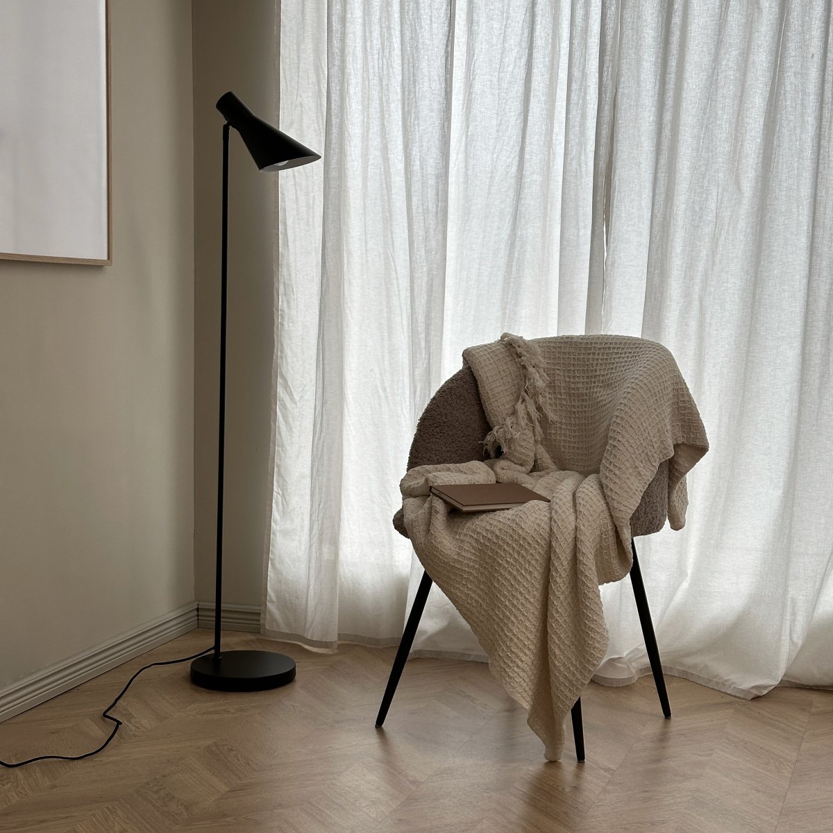 Denver Sort gulvlampe Fra Dyberg Larsen - Denver gulvlampe med sine lige linjer er b&aring;de elegant og praktisk med en unik stil og et funktionelt lys, der giver rummet en behagelig atmosf&aelig;re.