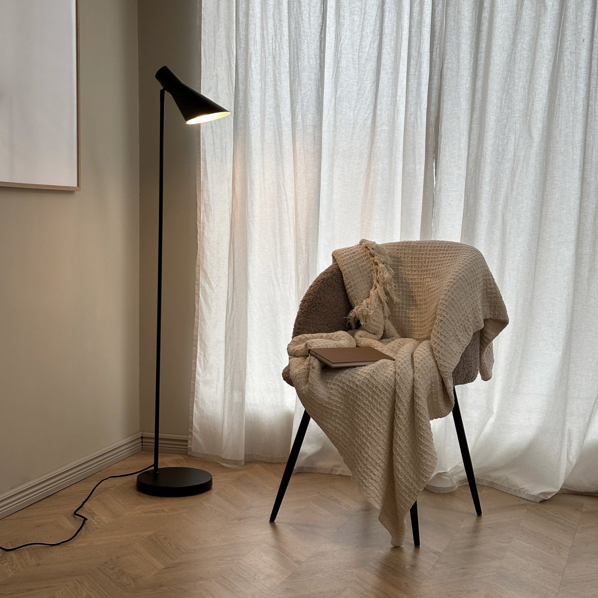 Denver Sort gulvlampe Fra Dyberg Larsen - Denver gulvlampe med sine lige linjer er b&aring;de elegant og praktisk med en unik stil og et funktionelt lys, der giver rummet en behagelig atmosf&aelig;re.