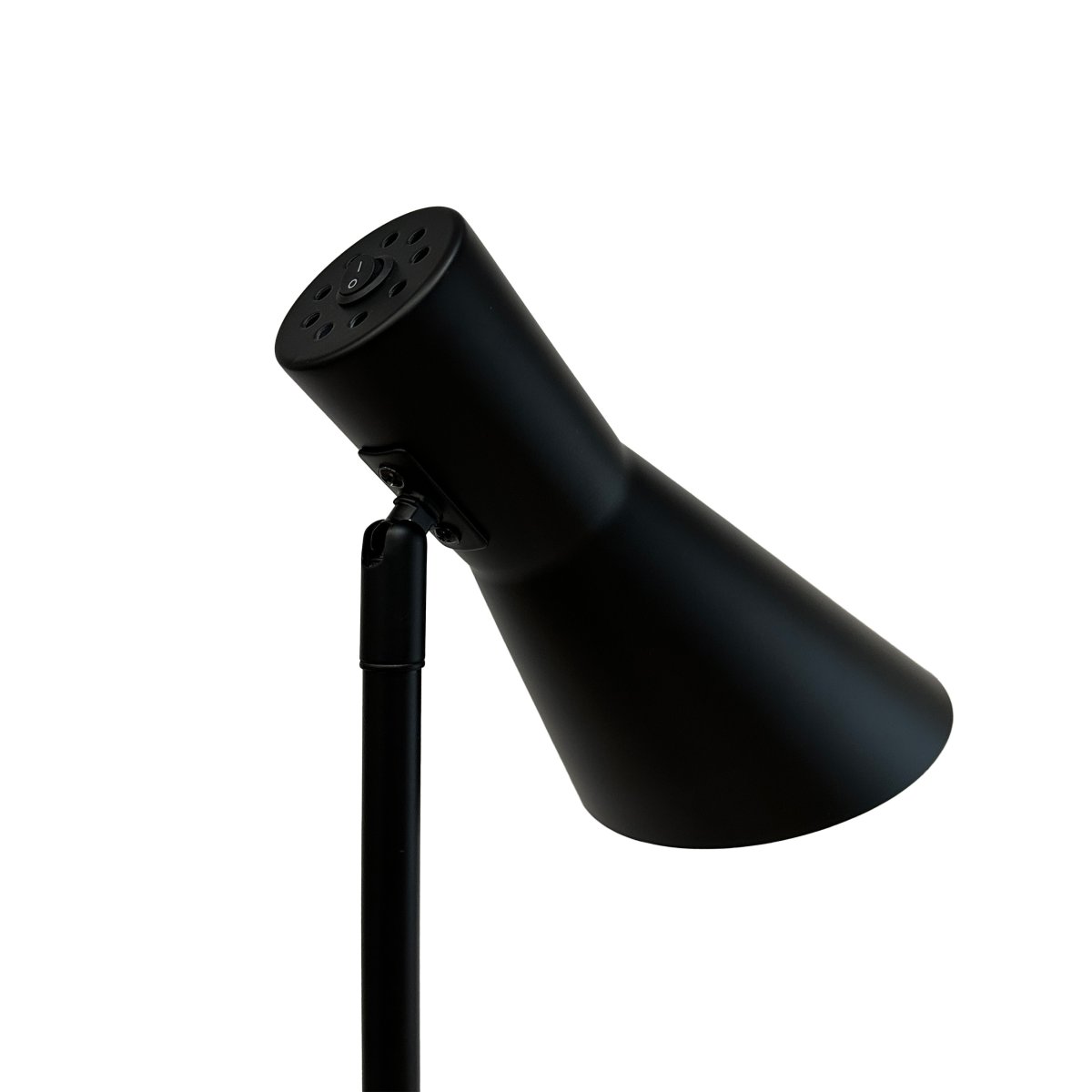 Denver Sort gulvlampe Fra Dyberg Larsen - Denver gulvlampe med sine lige linjer er b&aring;de elegant og praktisk med en unik stil og et funktionelt lys, der giver rummet en behagelig atmosf&aelig;re.