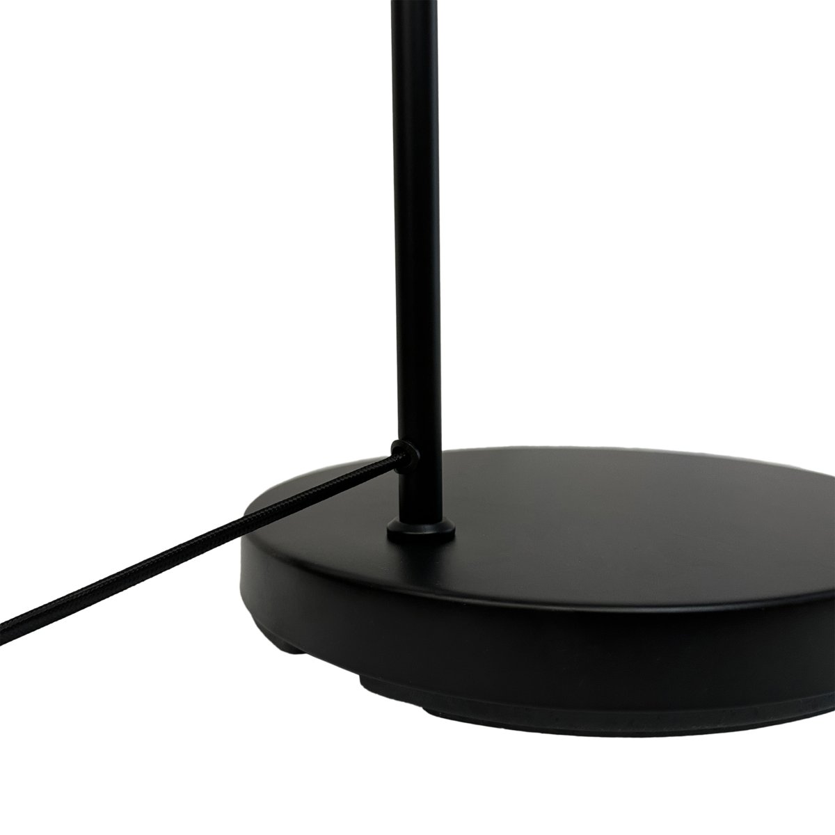 Denver Sort gulvlampe Fra Dyberg Larsen - Denver gulvlampe med sine lige linjer er b&aring;de elegant og praktisk med en unik stil og et funktionelt lys, der giver rummet en behagelig atmosf&aelig;re.