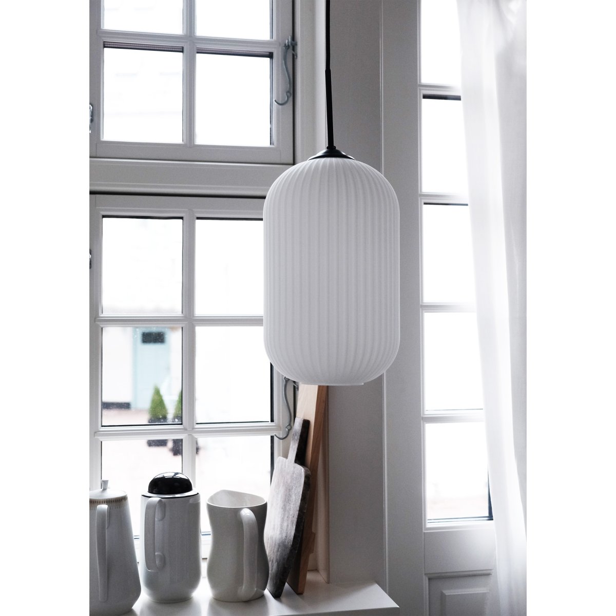 Riflet Ø14 Sort loftslampe Fra Dyberg Larsen - Lampen fås i tv&aring; størrelser og passer perfekt over spisebordet, i hallen eller køkkenet.