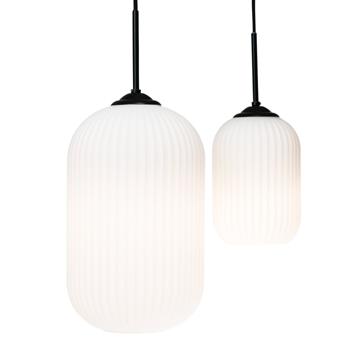 Riflet Ø14 Sort loftslampe Fra Dyberg Larsen - Lampen fås i tv&aring; størrelser og passer perfekt over spisebordet, i hallen eller køkkenet.