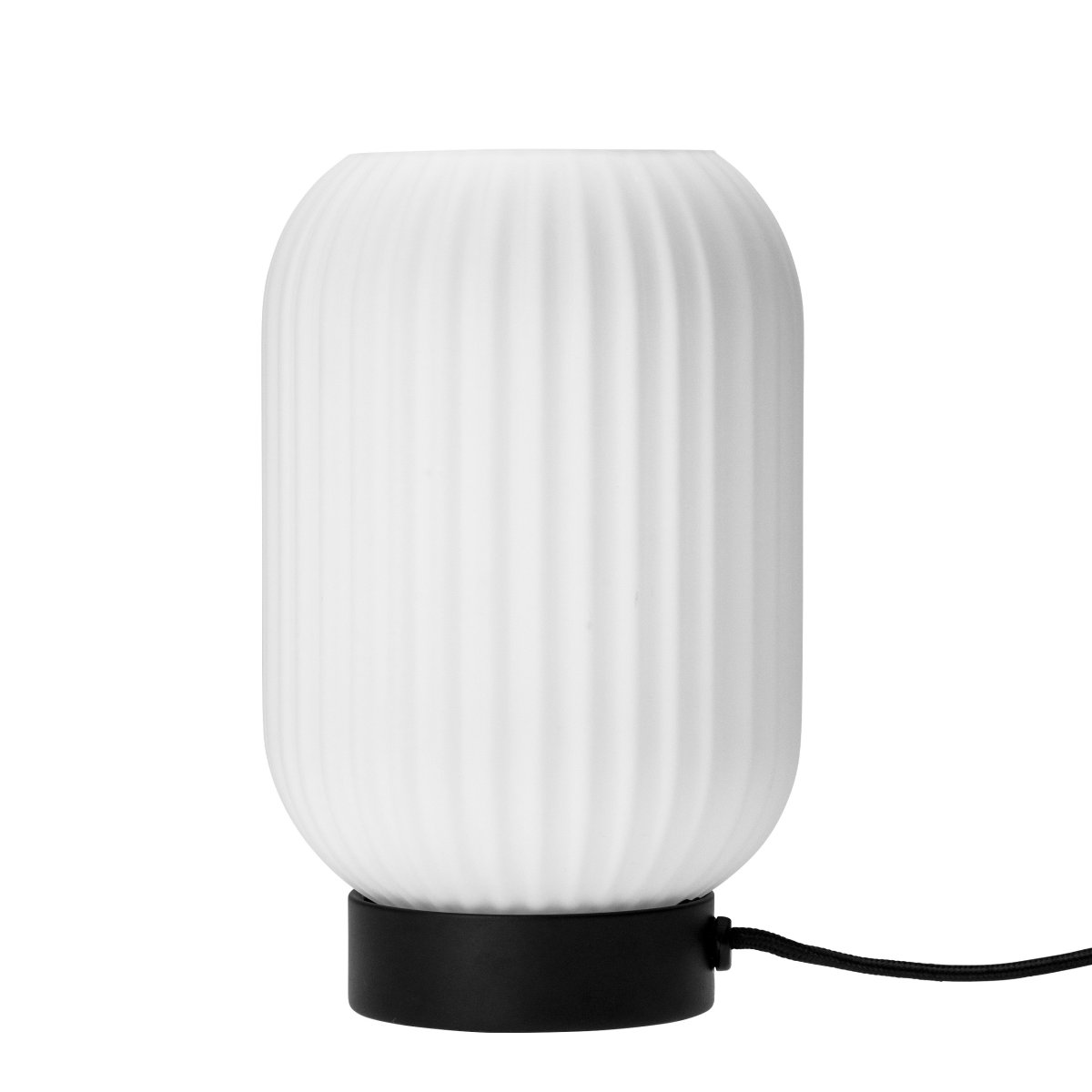Zoom billede af Riflet 22cm Sort bordlampe Fra Dyberg Larsen - Med sin riflede, hvide glaskuppel og stilfulde sorte bund skaber Riflet et blødt og atmosfærisk lys, der forgylder ethvert rum.
