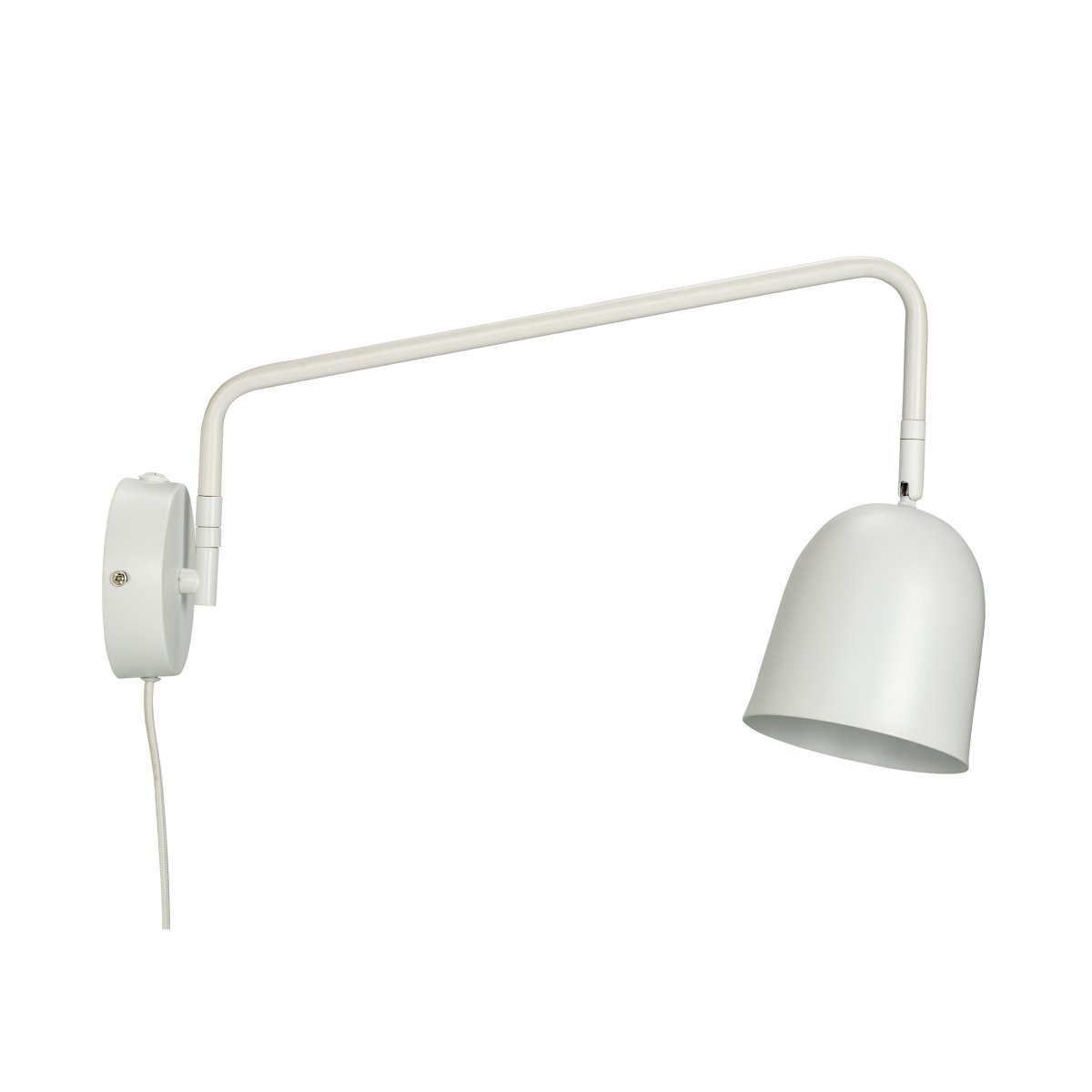 Manchester 45cm Hvid væglampe Fra Dyberg Larsen - Armen p&aring; lampen svinger fra side til side og str&aelig;kker sig 45 cm fra v&aelig;ggen til det yderste punkt af sk&aelig;rmen.