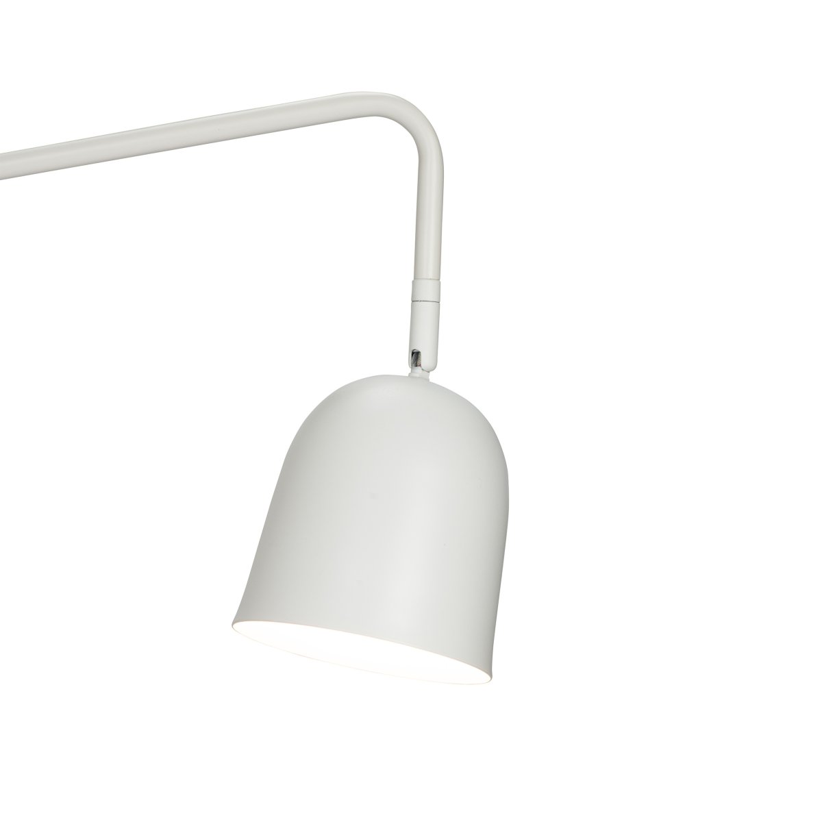 Manchester 45cm Hvid væglampe Fra Dyberg Larsen - Armen p&aring; lampen svinger fra side til side og str&aelig;kker sig 45 cm fra v&aelig;ggen til det yderste punkt af sk&aelig;rmen.