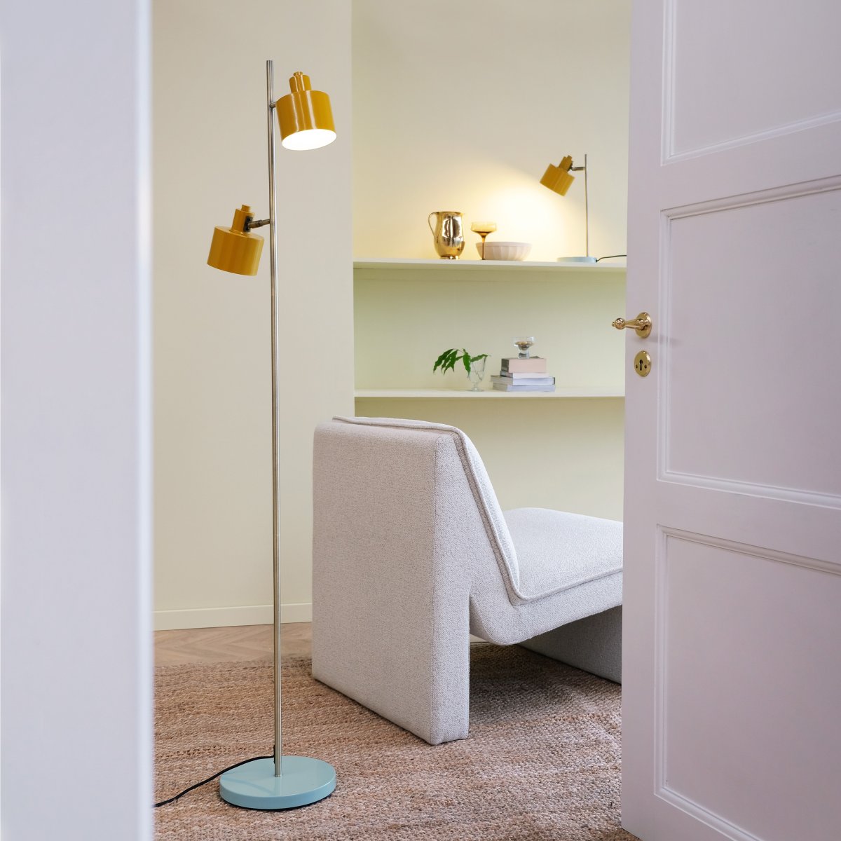 Ocean Flerfarvet gulvlampe Fra Dyberg Larsen - Ocean gulvlampe i nuancerne Curry/Messing/Turkis har en metalkonstruktion, kan vinkles op og ned og kommer med fodkontakt på bunden.