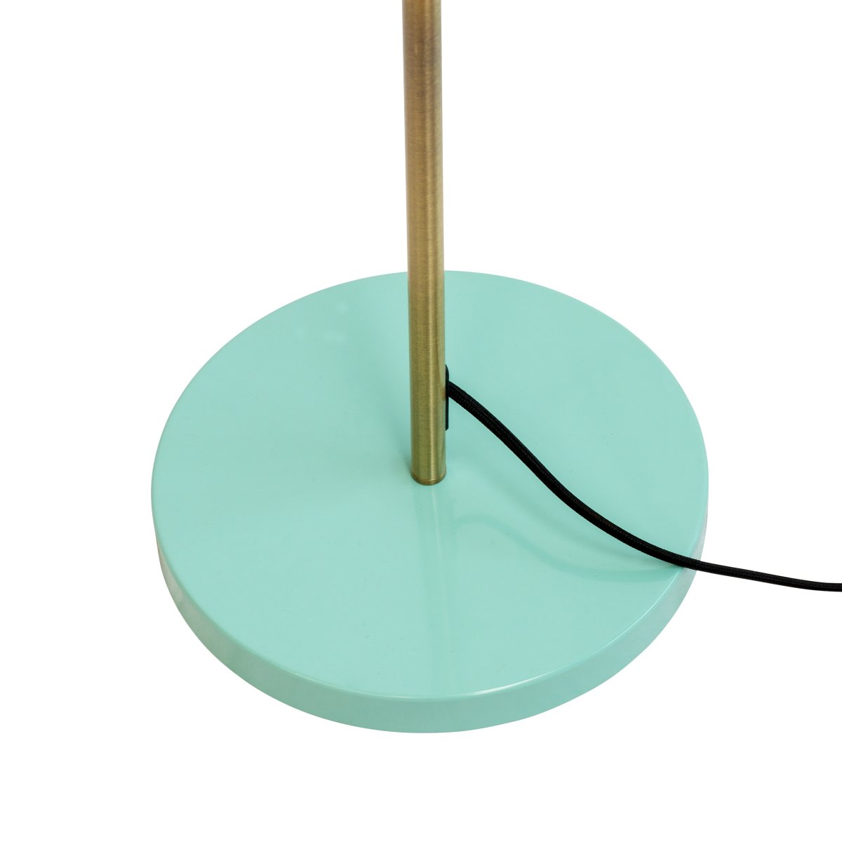 Ocean Flerfarvet gulvlampe Fra Dyberg Larsen - Ocean gulvlampe i nuancerne Curry/Messing/Turkis har en metalkonstruktion, kan vinkles op og ned og kommer med fodkontakt på bunden.