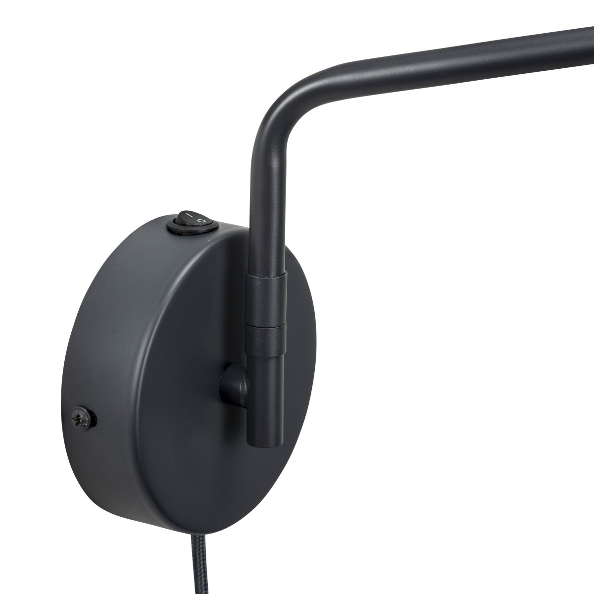 Manchester 45cm Grå væglampe Fra Dyberg Larsen - Armen på lampen svinger fra side til side og strækker sig 45 cm fra væggen til det yderste punkt af skærmen.