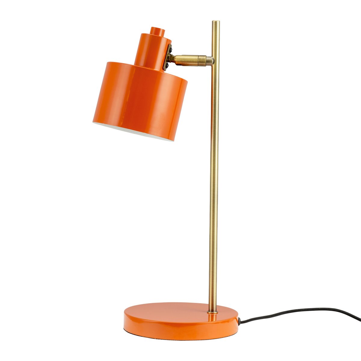 Ocean 43cm Orange skrivebordslampe Fra Dyberg Larsen - Med sin justerbare lampeskærm kan lyset nemt tilpasses til dine behov, hvilket skaber en behagelig atmosfære og farvestrålende i dit hjem.